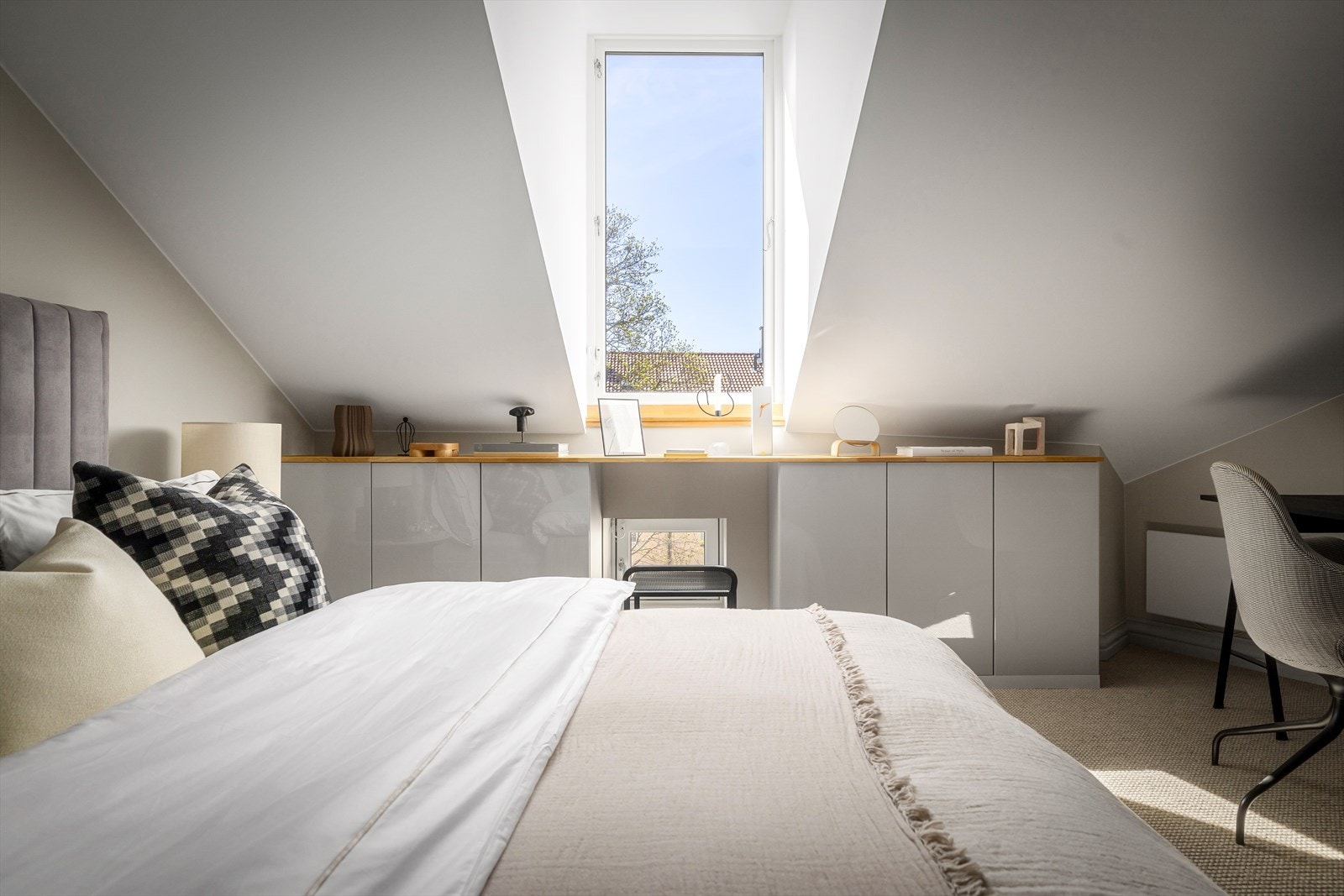 Plassbygd oppbevaring under vinduet utnytter plassen optimalt. Galleribilde