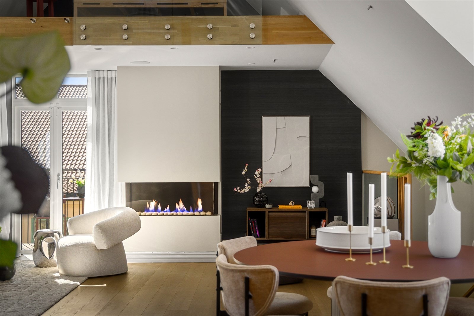 Peisen er elegant integrert i veggen og gir varme og hygge på kjølige kvelder. Galleribilde