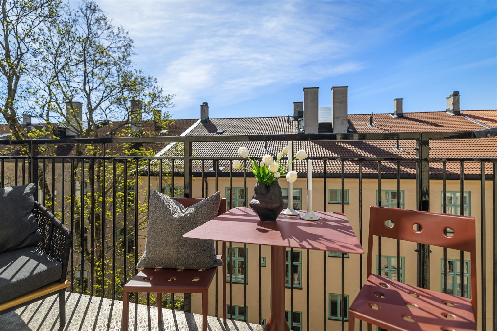 Fra balkongen ser man ut over de klassiske takene og fasadene som kjennetegner Frogner. Galleribilde