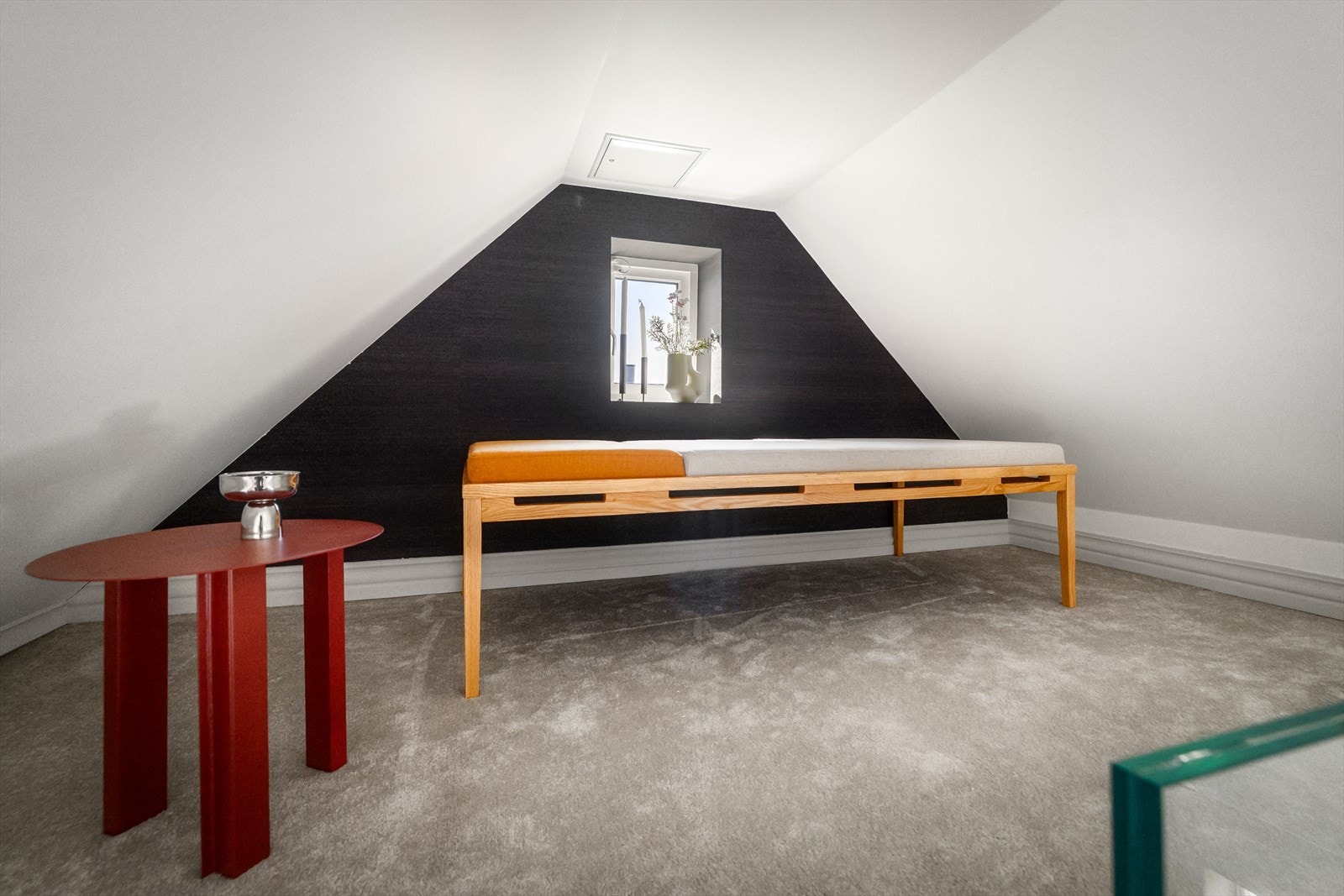 Et lunt og tilbaketrukket rom med teppe på gulvet. Galleribilde