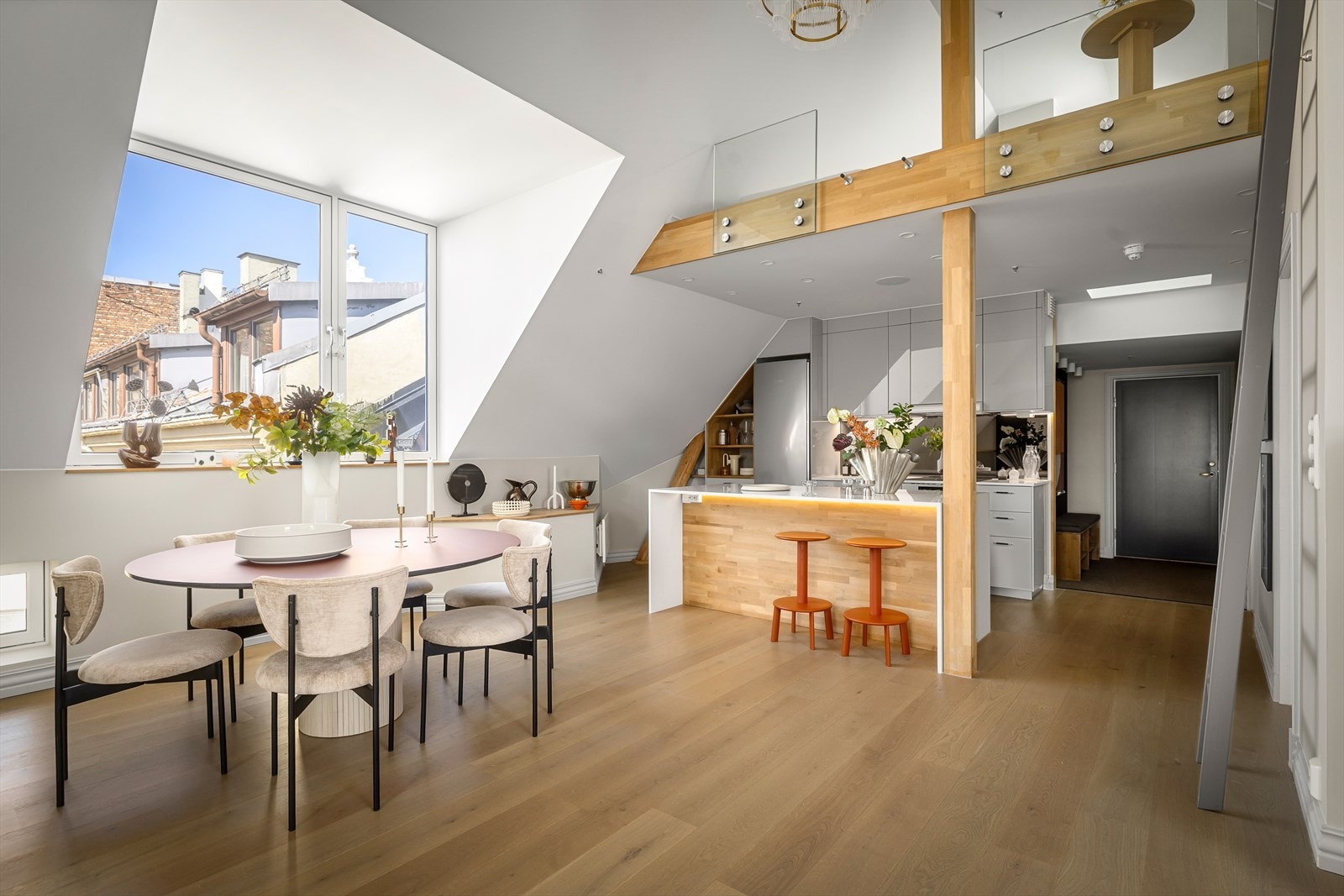 Velkommen til Bygdøy allé 14! En gjennomført og arkitektonisk spennende toppleilighet med åpen stue- og kjøkkenløsning, parkettgulv og to hemser som gir en unik romfølelse. Foto: Lasse Lerdahl Galleribilde