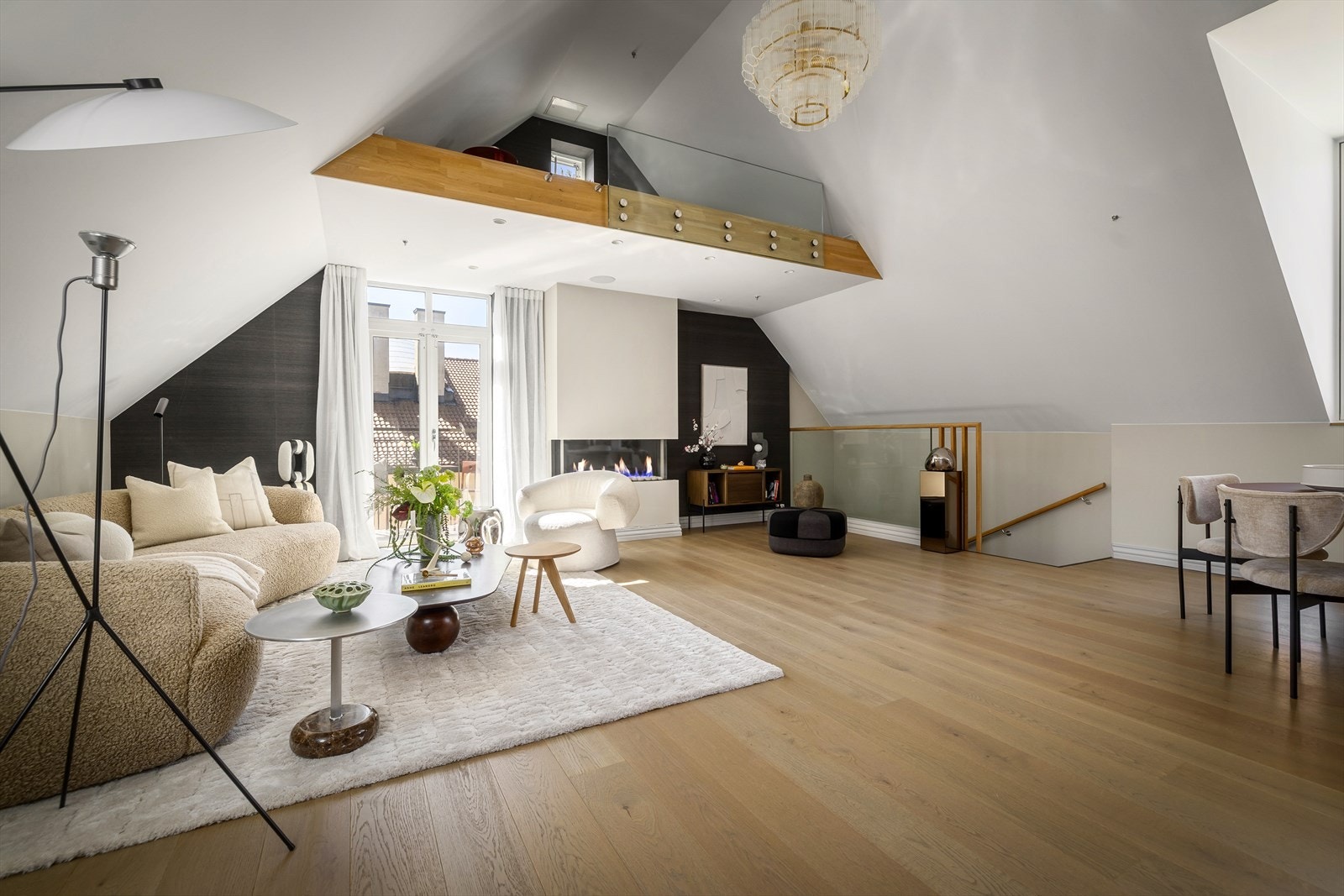 Leiligheten er vesentlig oppgradert, med blant annet balansert ventilasjon fra 2019 og de fleste vinduer fra 2017. Her er det moderne komfort i en klassisk bygård fra 1898. Galleribilde