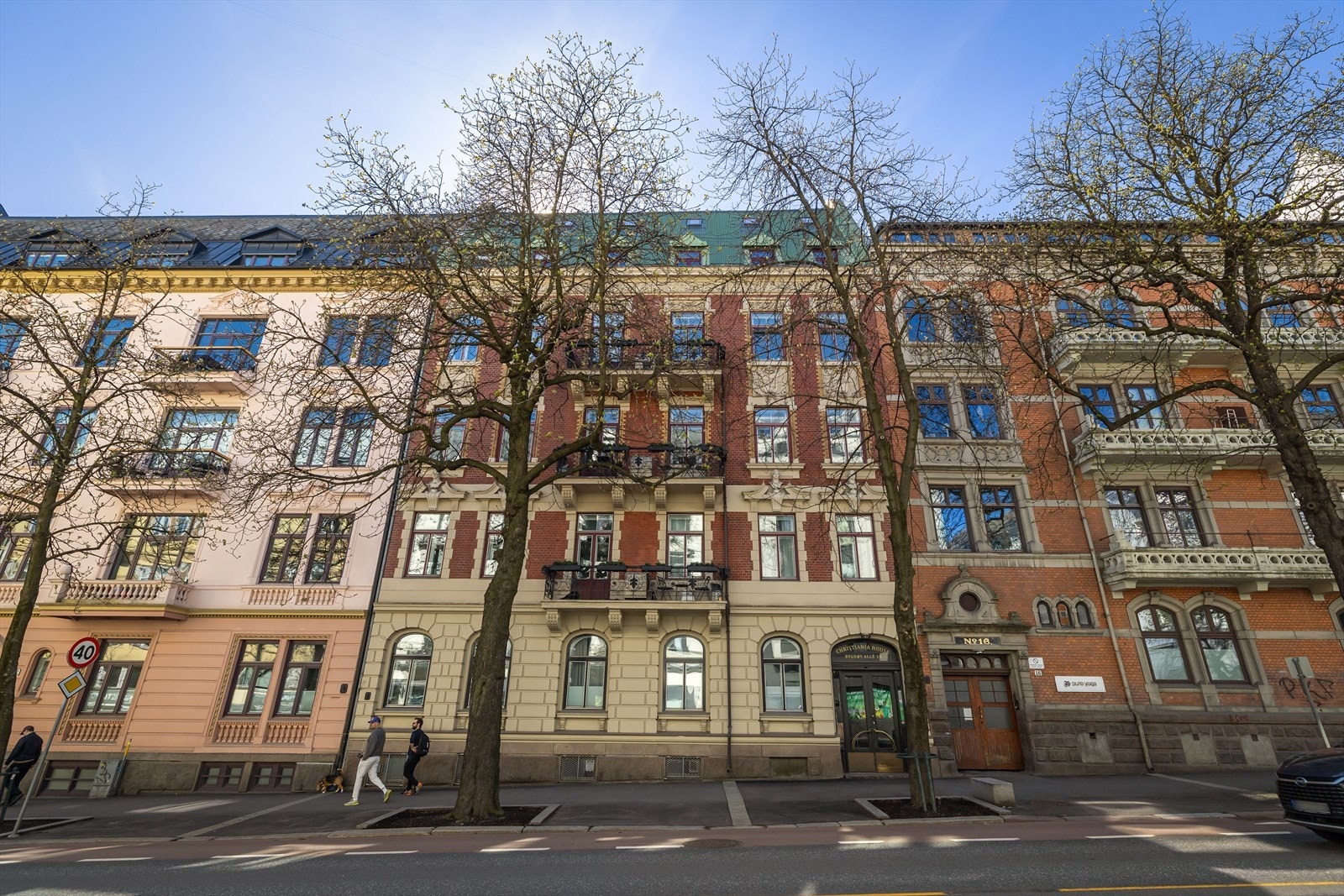 Klassisk bygård fra 1898 sentralt på Frogner. Herfra er det gangavstand til alt av servicetilbud, parker og kollektivknutepunktet på Solli plass. Galleribilde