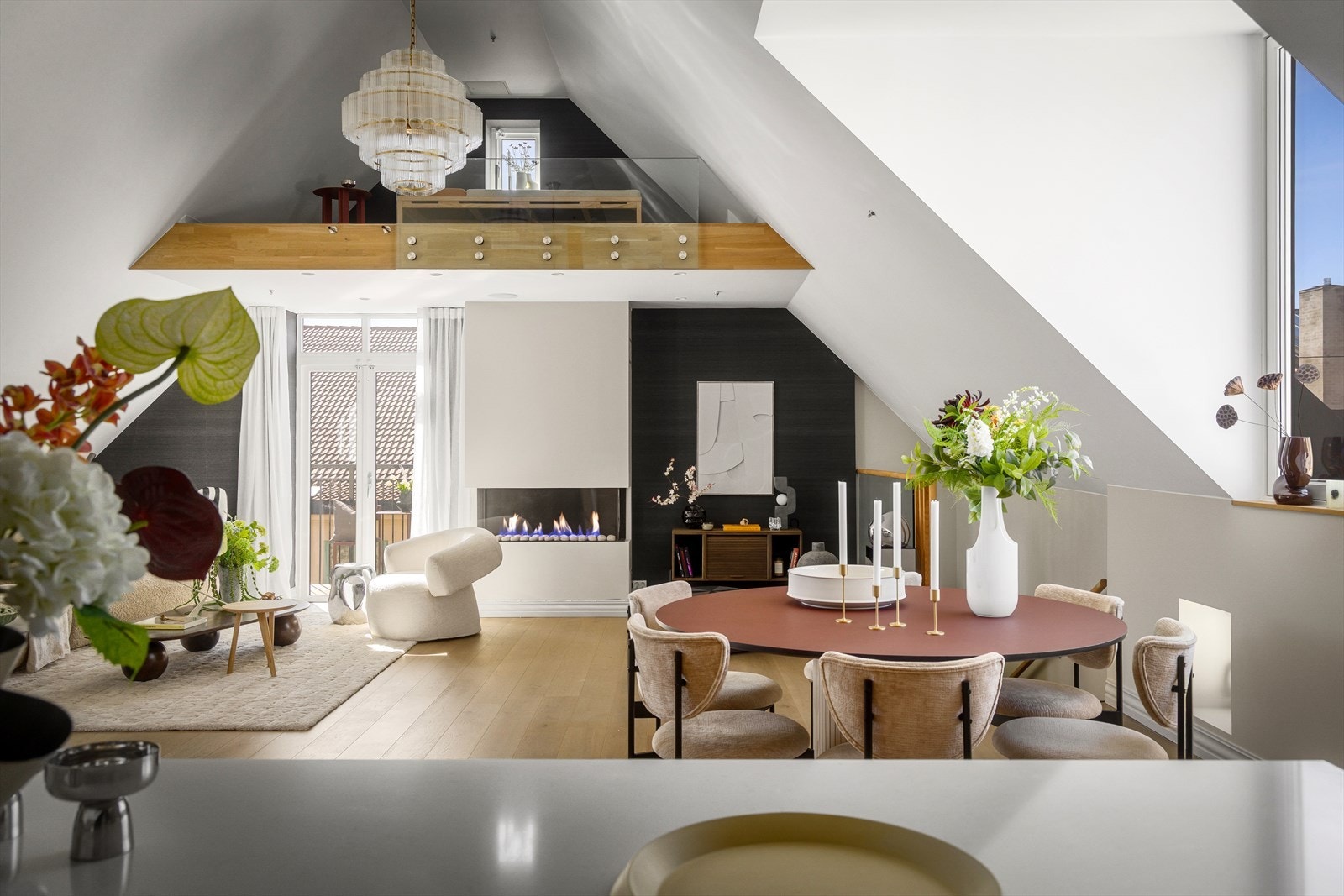 Fra stuen er det utgang til en sørvendt balkong. Leiligheten vender bort fra hovedgaten, slik at man kan nyte et rolig hjem midt i et av Oslos mest attraktive områder. Galleribilde