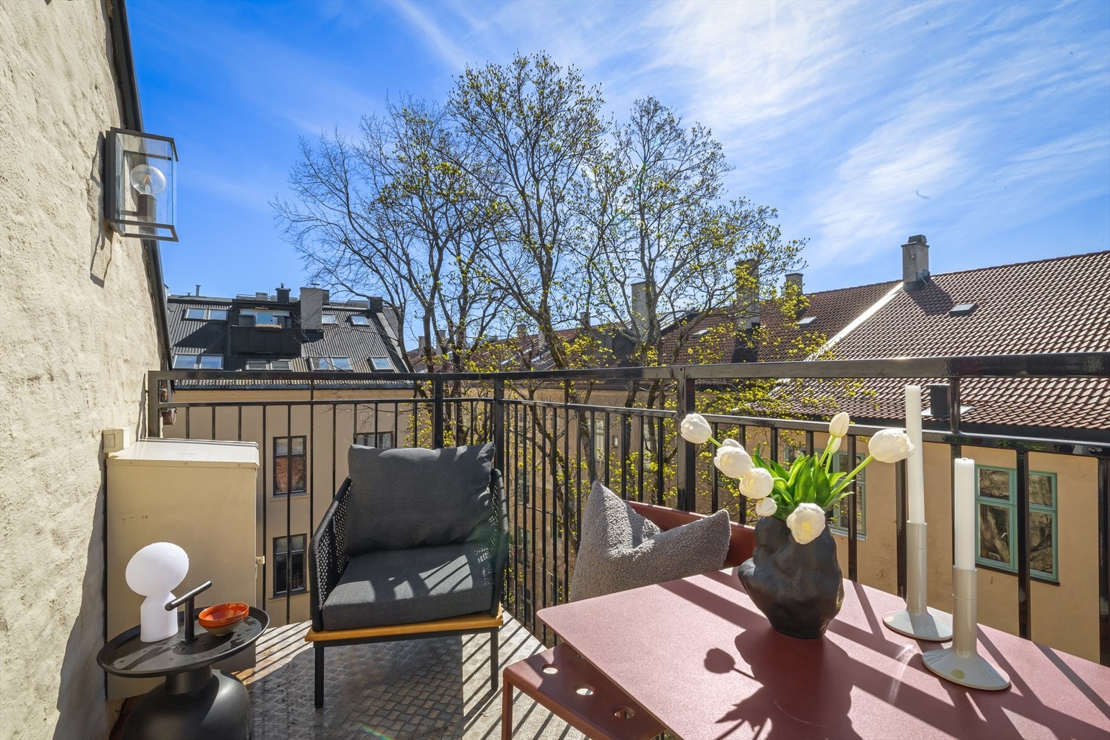 Den sørvendte balkongen på 5 m² har plass til en sittegruppe og vender mot et stille og skjermet gårdsrom. Galleribilde