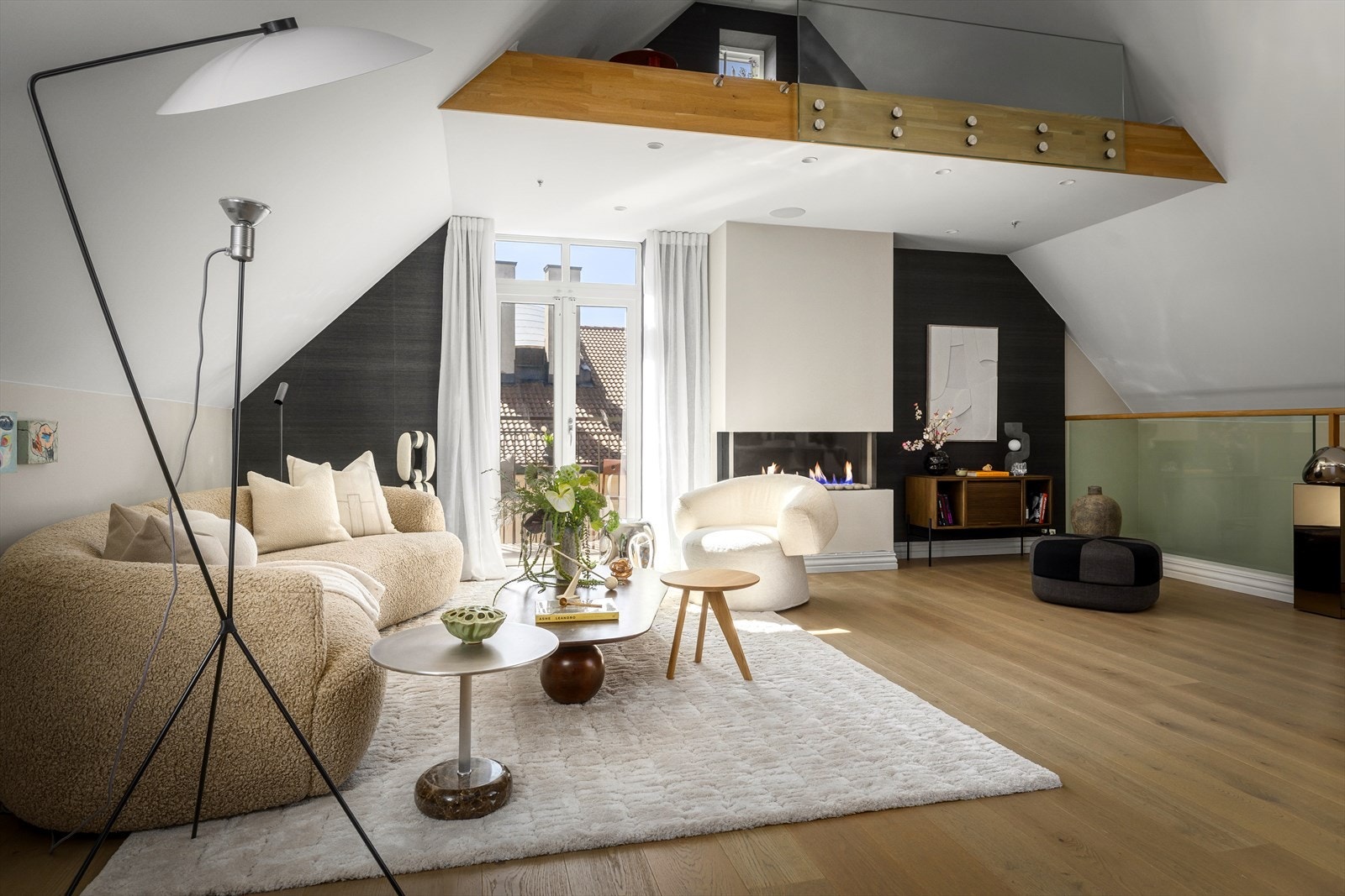 God plass til en romslig sofagruppe foran peisen. Galleribilde