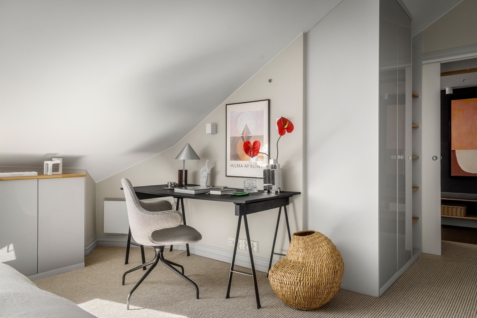 En fin plass for hjemmekontor, skjermet og rolig. Galleribilde