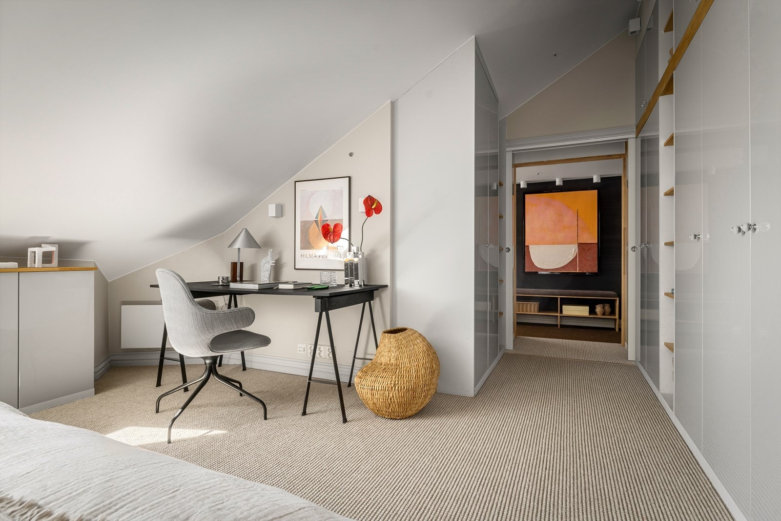 Fra soverommet er det inngang til en romslig garderobesone og videre til gangen. Galleribilde