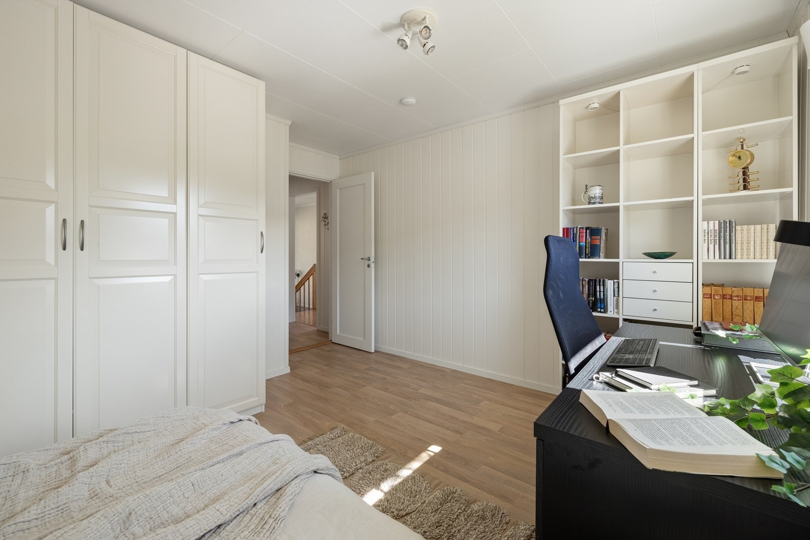 Stort soverom med garderobe og plass til arbeidskrok. Galleribilde