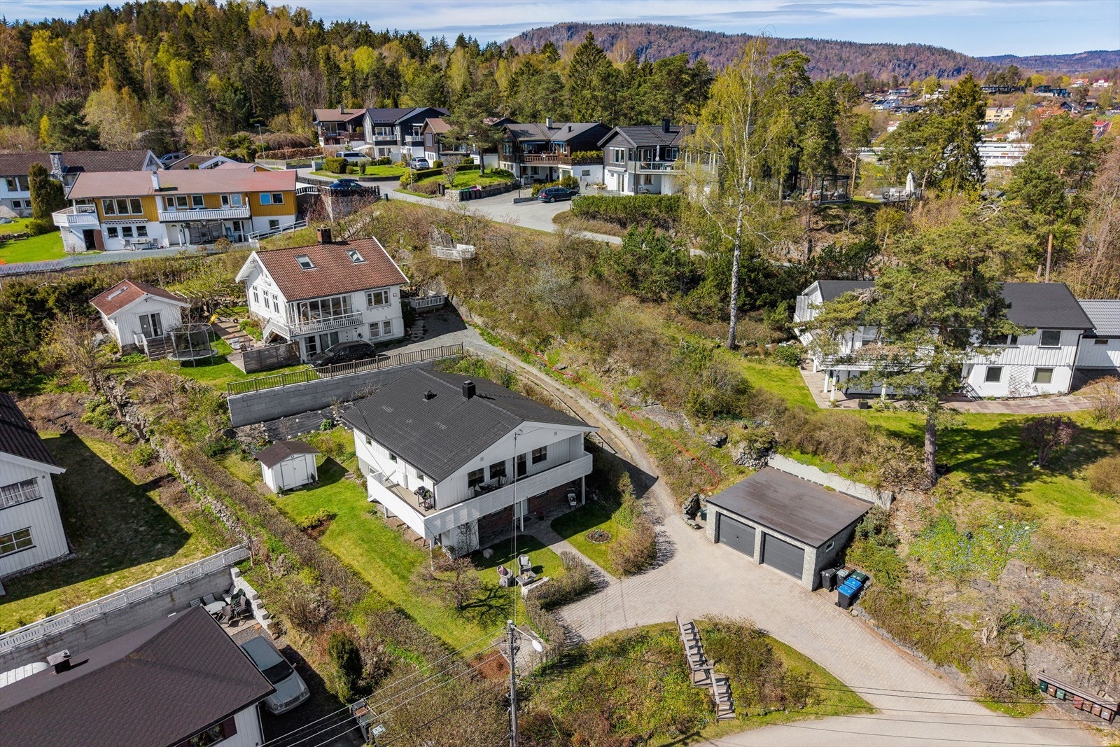 Eiendommen disponerer garasjeplass i delt garasje, i tillegg til biloppstillingsplass rett utenfor boligen. Galleribilde