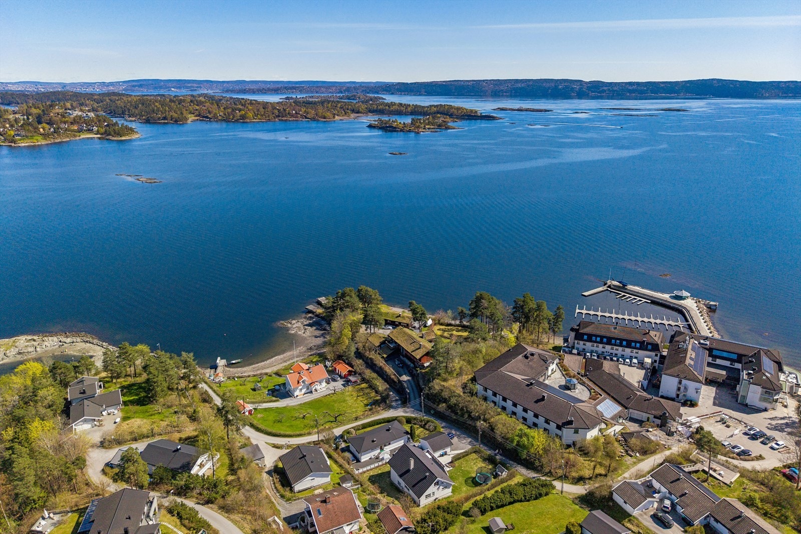 Kyststien går via Devikveien og fortsetter videre helt til Nærsnes og er en populær turvei for folk som liker og ferdes langs kysten. Galleribilde