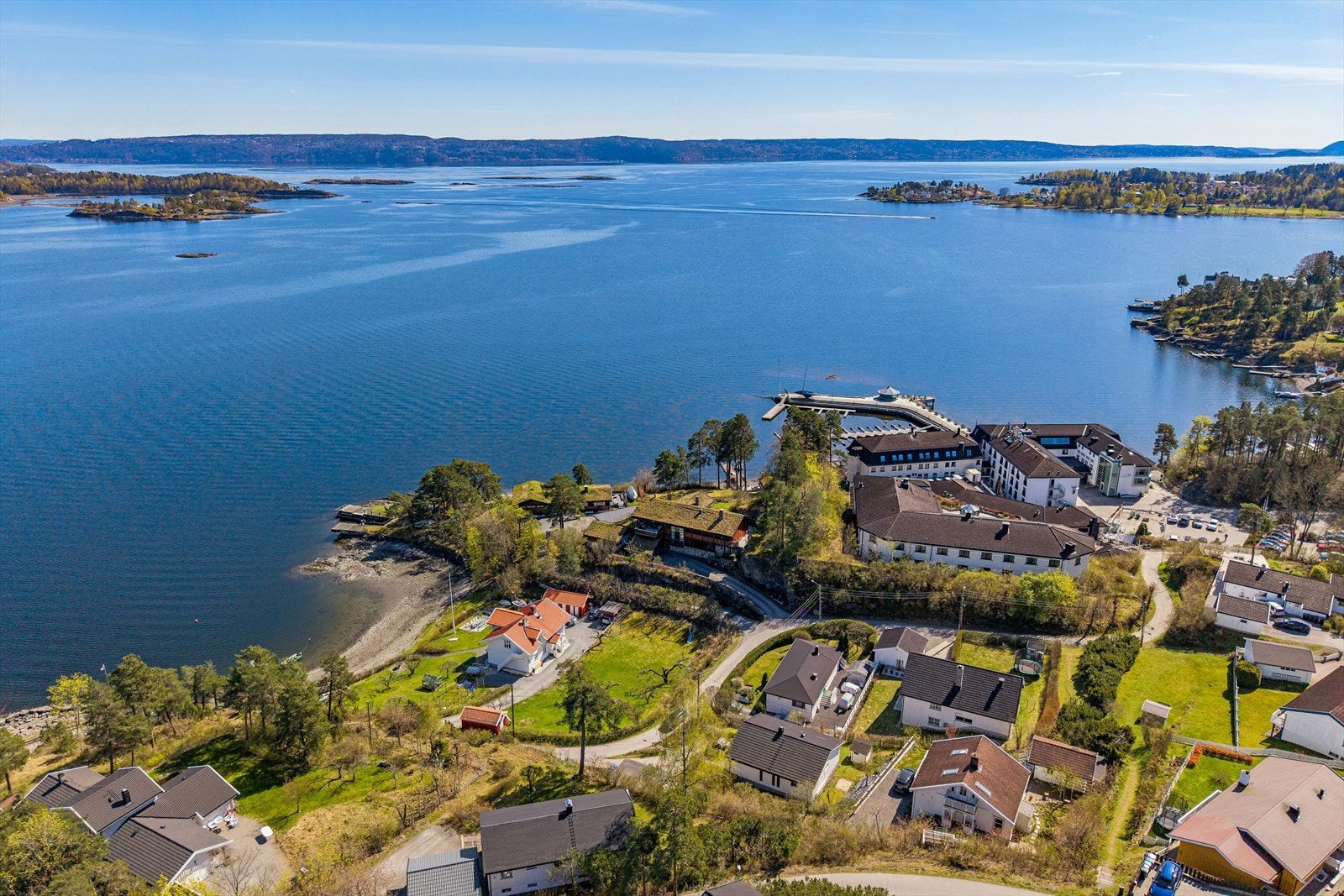 Innen ett minutts avstand, ligger Holmen Fjordhotell, et flott hotell med inne/uteservering og gjestebrygge, samt et SPA Galleribilde