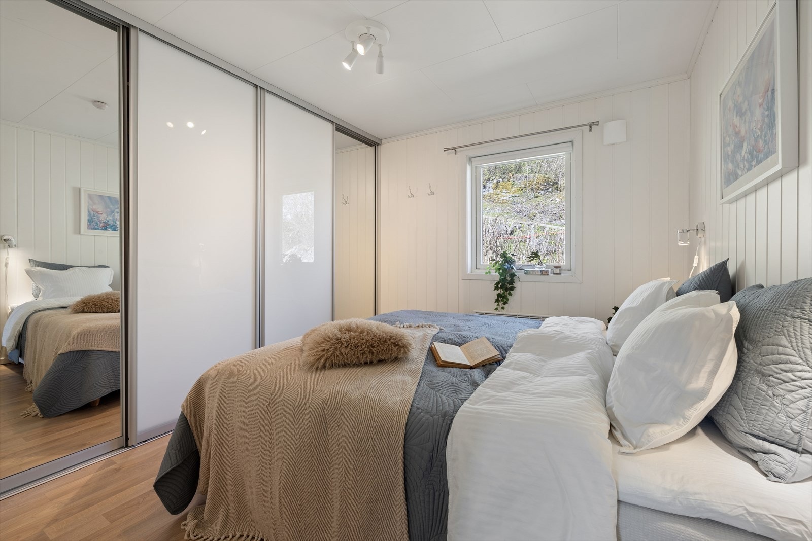Soverom med garderobeskap og plass til dobbeltseng. Galleribilde