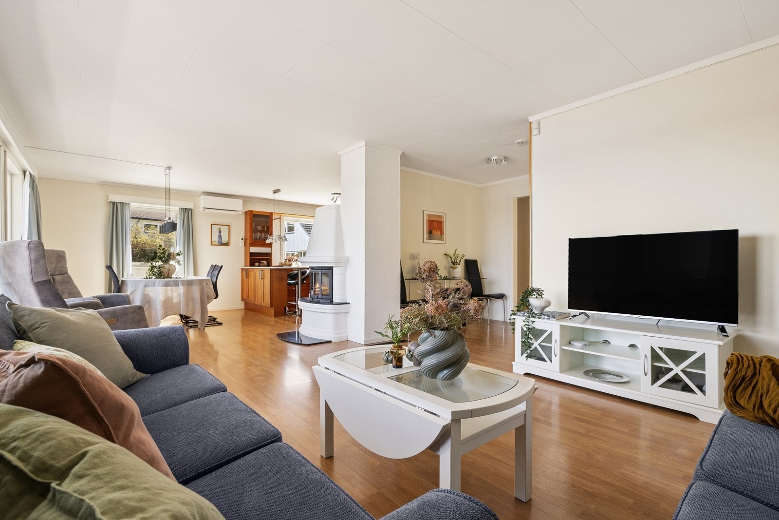 Stor stue med peis og plass til flere soner. Galleribilde