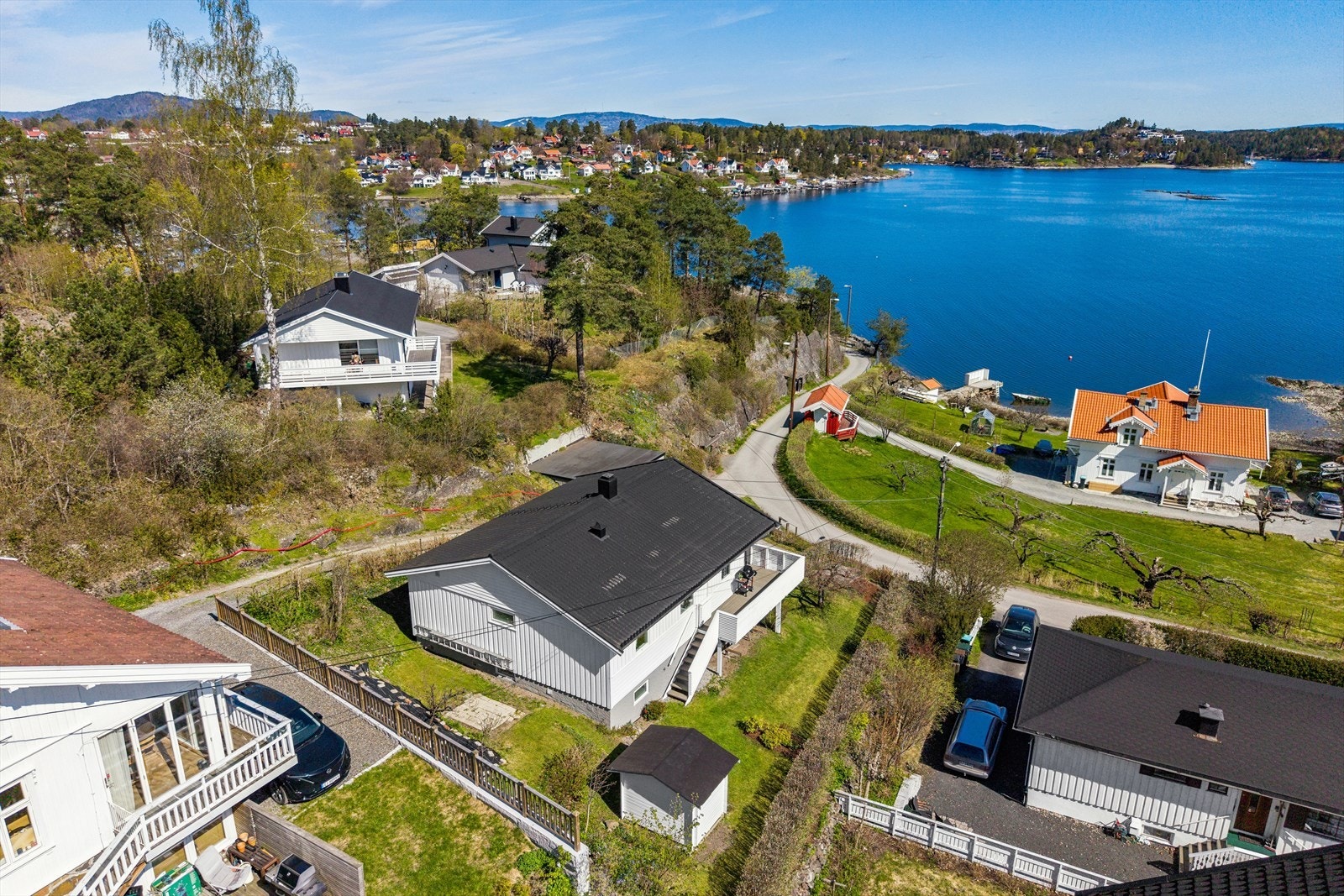 Velholdt enebolig med fantastisk fjordutsikt og svært attraktiv, sjønær beliggenhet. Galleribilde