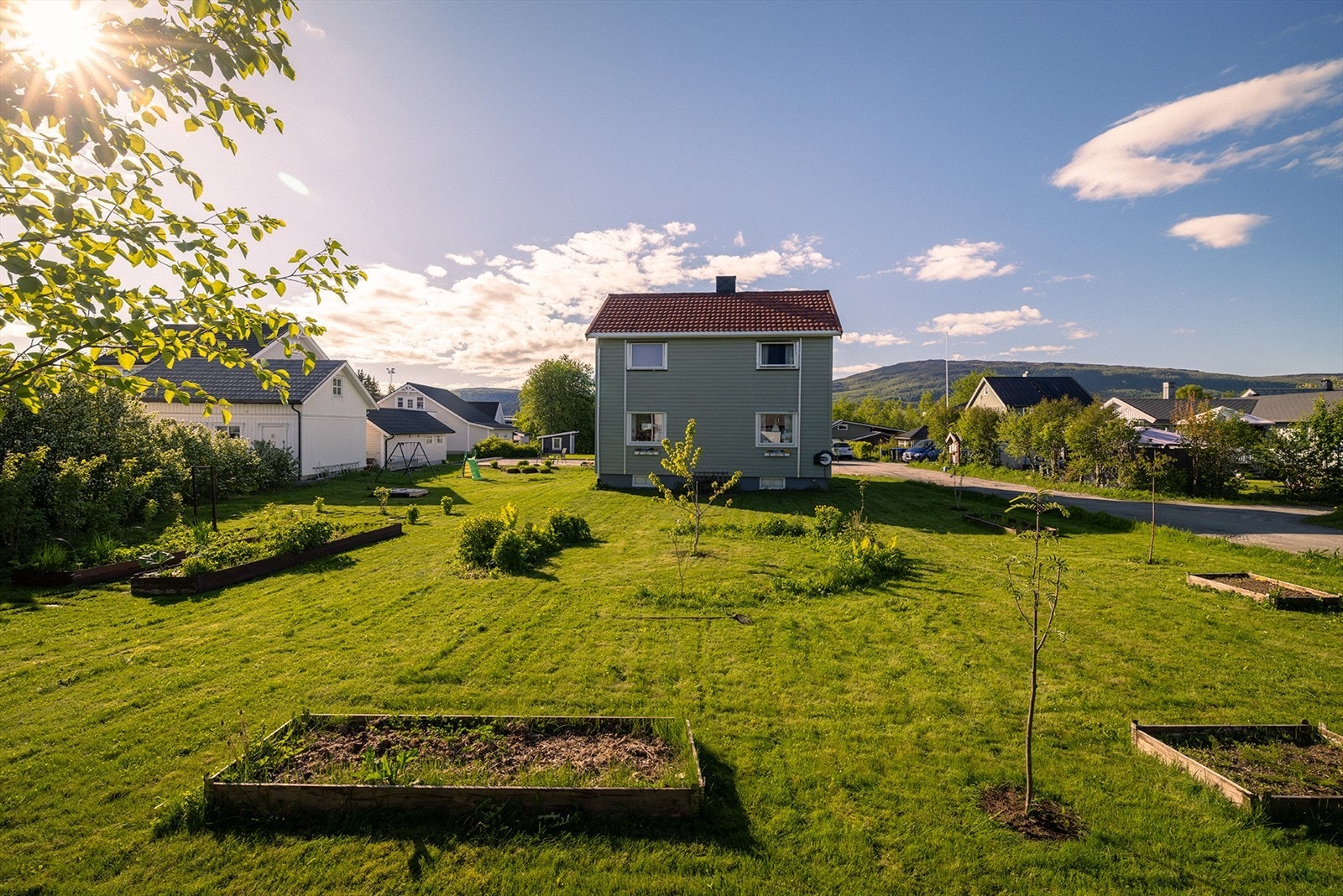 Innholdsrik enebolig med sentrumsnær og praktisk beliggenhet. Kort gangavstand til barnehage, skoler, idrettsanlegg og Fauskebadet med badstue, boblebad og terapibasseng. Ca. 600 meter til nærbutikk. Ca. 750 meter til sentrum. Galleribilde