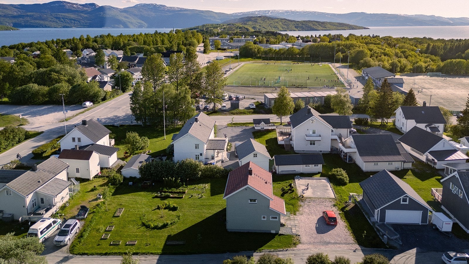 Taktekke med Decra stålpanner, takrenner og nedløp i stål, montert nytt i 2022. . Ifølge eier ble vannledningen skiftet ut i 2009, og avløpet lagt nytt i 2019. Nye bunnledninger innvendig i kjelleren i 2019. Galleribilde
