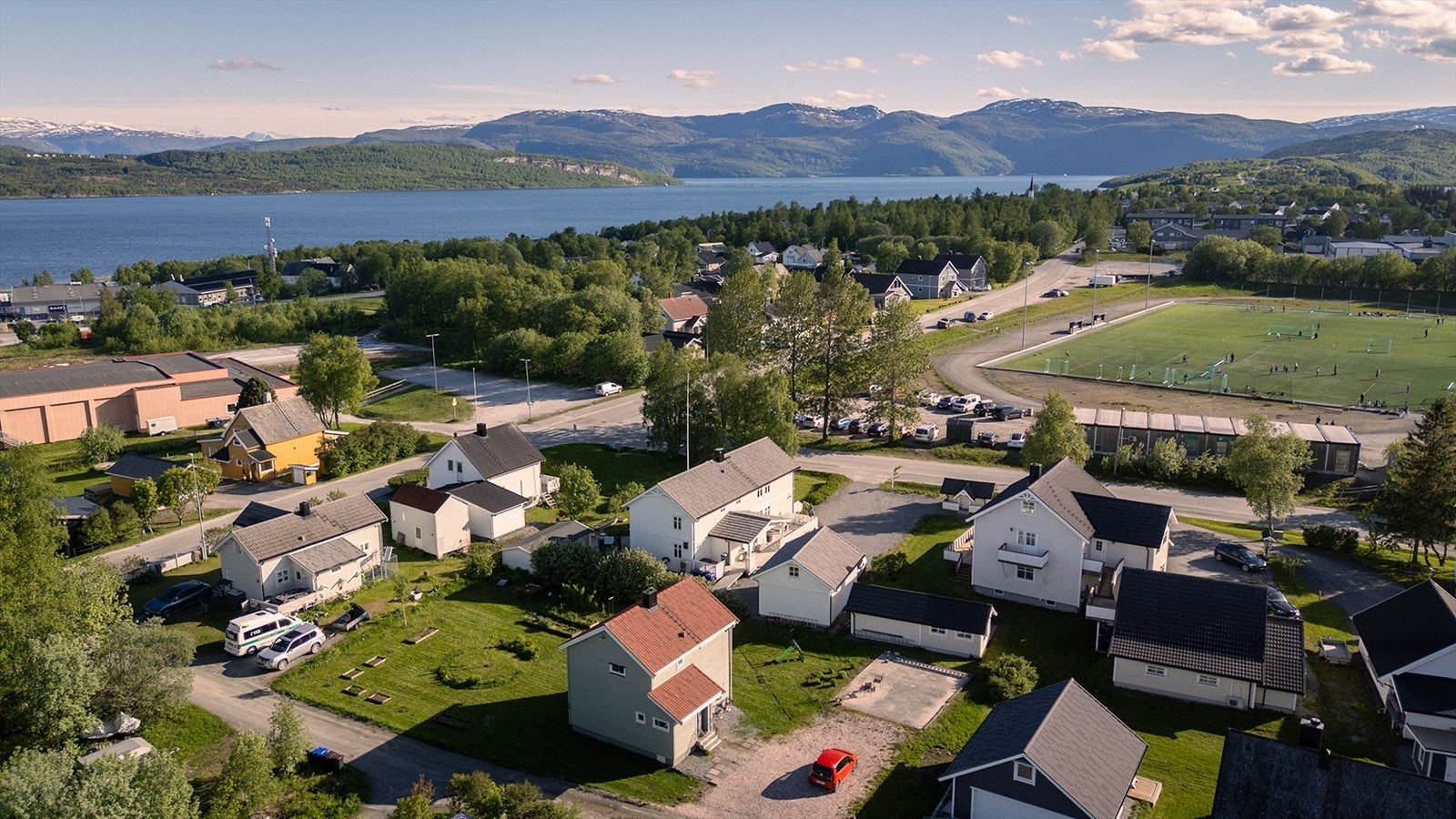 På tomten nordvestre hjørnet i enden av parkeringsområdet er det en betongstøpt plate/gulv, der det tidligere har vært garasje. Galleribilde