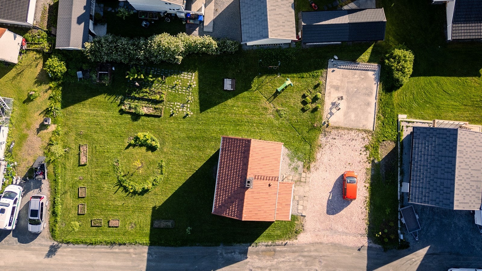 Romslig opparbeidet plen med ulik beplantning. Gode lys og solforhold. Her er det godt med uteplass og fleksible bruksmuligheter. Galleribilde
