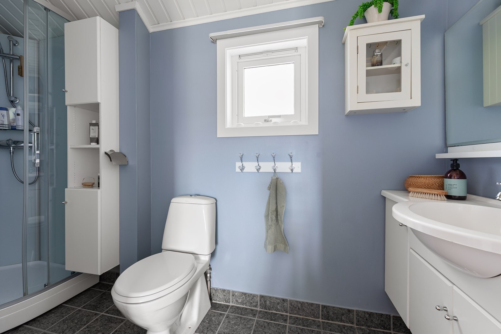Badet in 2. etasje er med flis på gulvet, sokkelflis, og maletapet på
veggene. Galleribilde