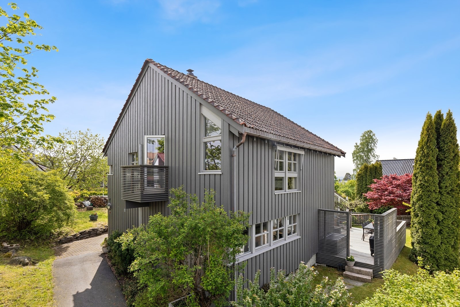 :En innholdsrik familiebolig på tre plan med solrik terrasse og hage. Galleribilde