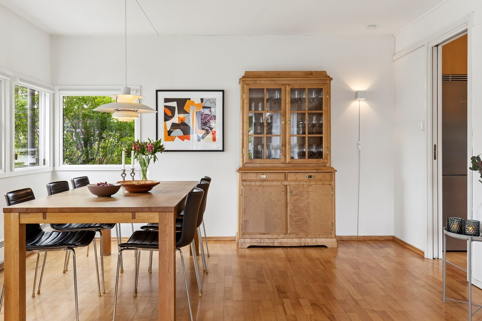 Stuen rommer også en egen spisestuedel, perfekt for sosiale sammenkomster. Galleribilde