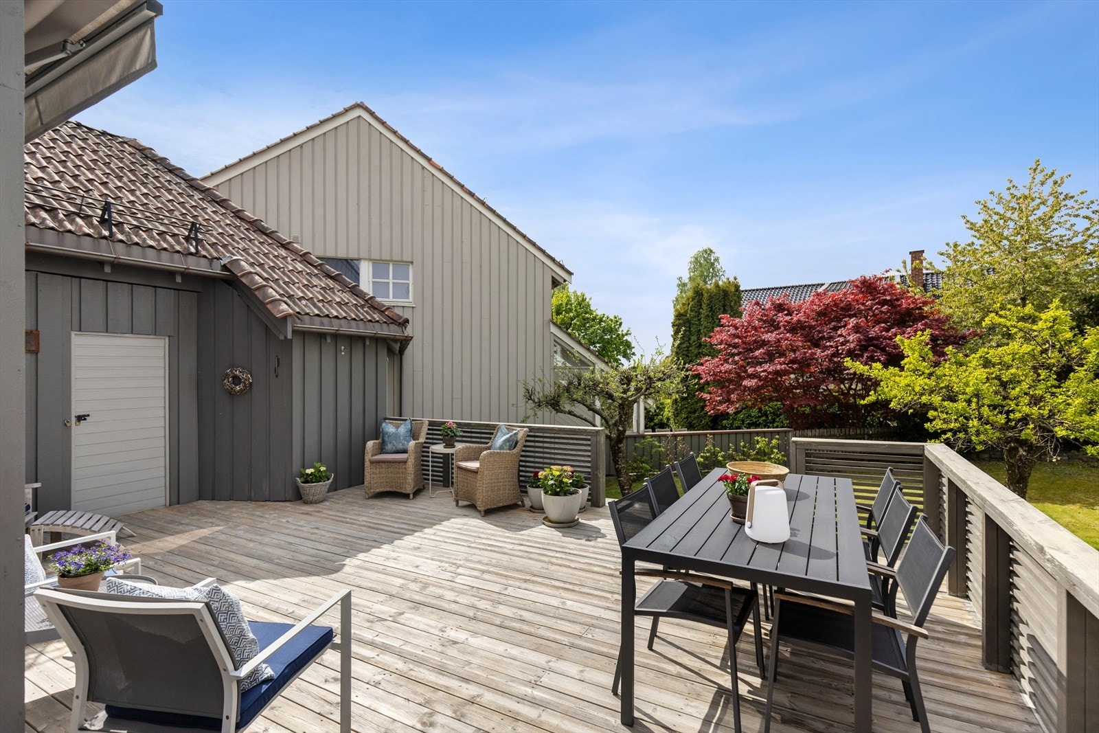 Stor og solrik terrasse med god plass til utemøbler. Galleribilde