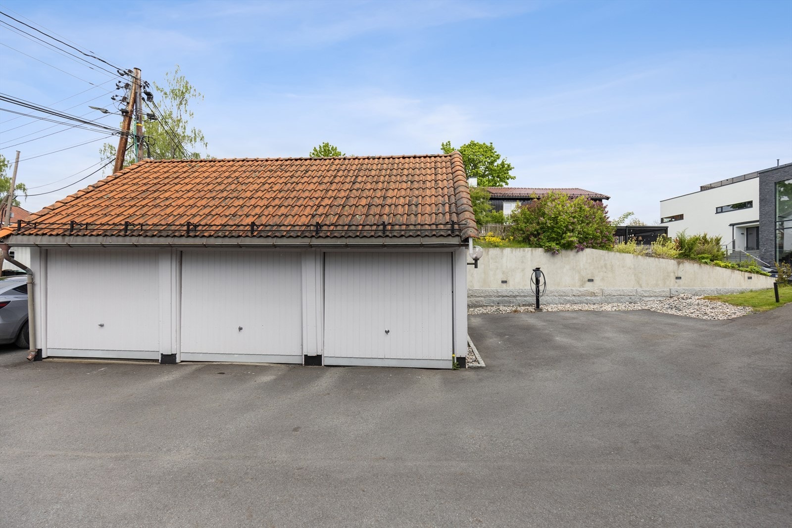 Eiendommen disponerer en garasjeplass og en biloppstillingsplass med elbillader. Galleribilde
