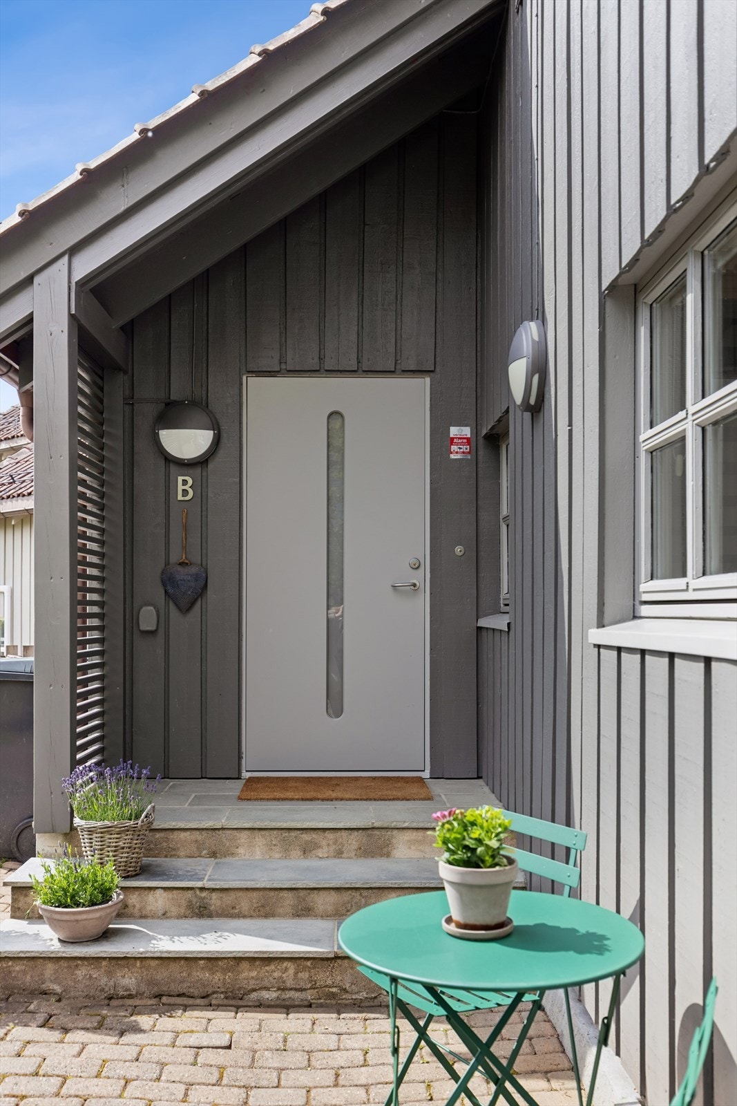 Inngangsdøren i treverk med glassfelt er fra 2015. Galleribilde