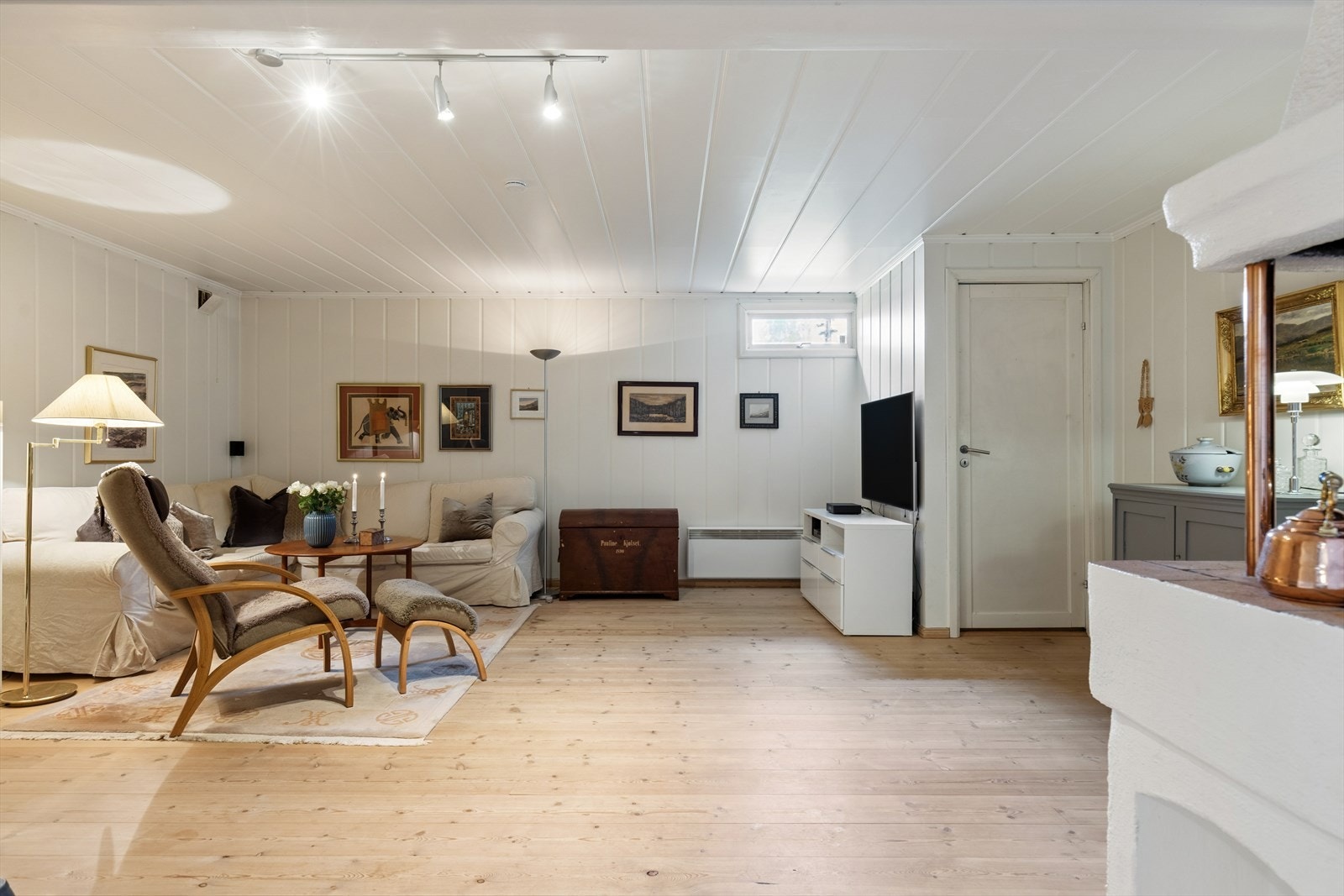 Rommet har lyse overflater med panel på veggene. (Ikke godkjent, se pkt. ferdigattest). Galleribilde