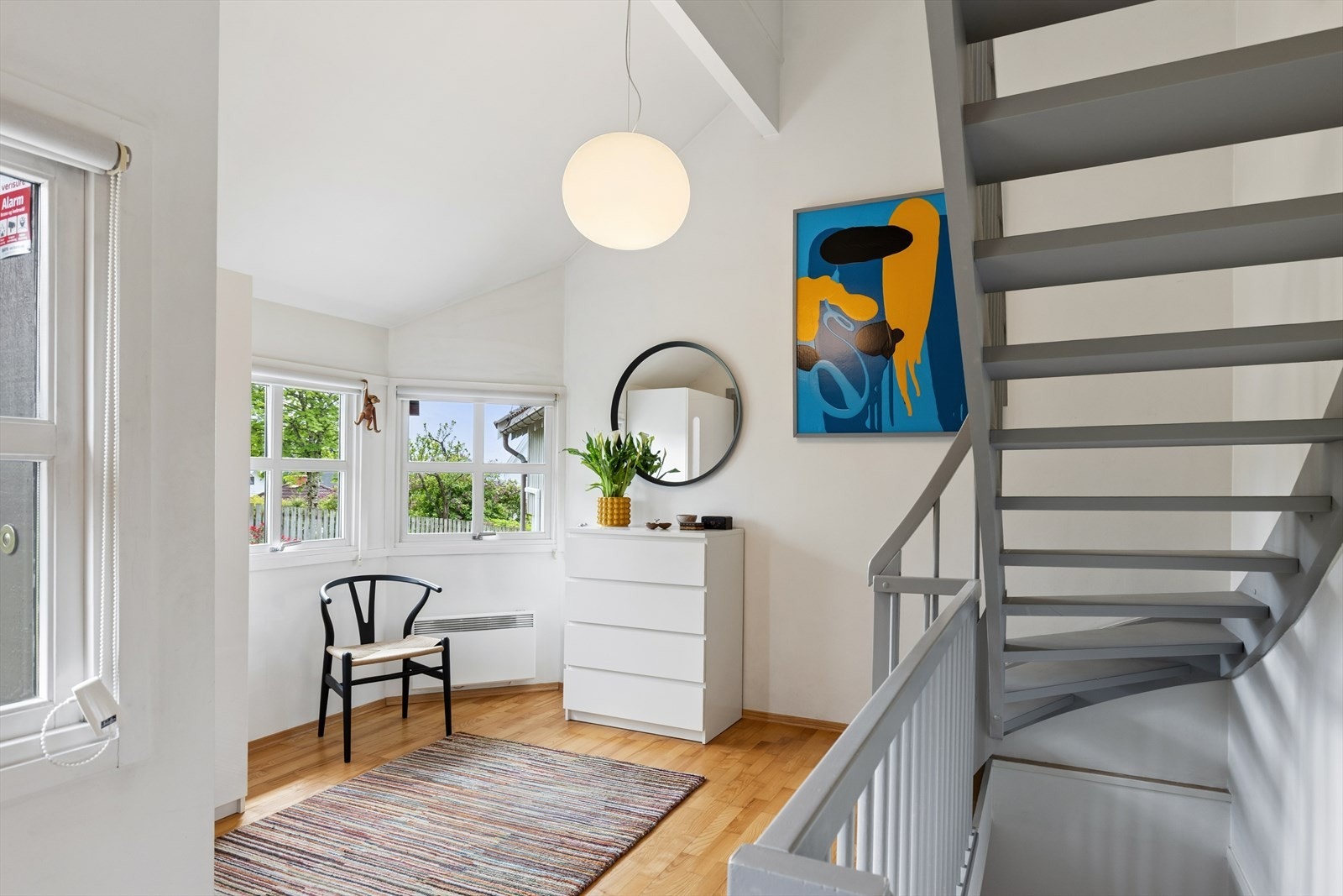 Velkommen inn: Romslig entré med flere vindusflater som slipper inn rikelig med naturlig lys. Herfra leder trappen både opp til andre etasje og ned til kjelleretasjen. Galleribilde