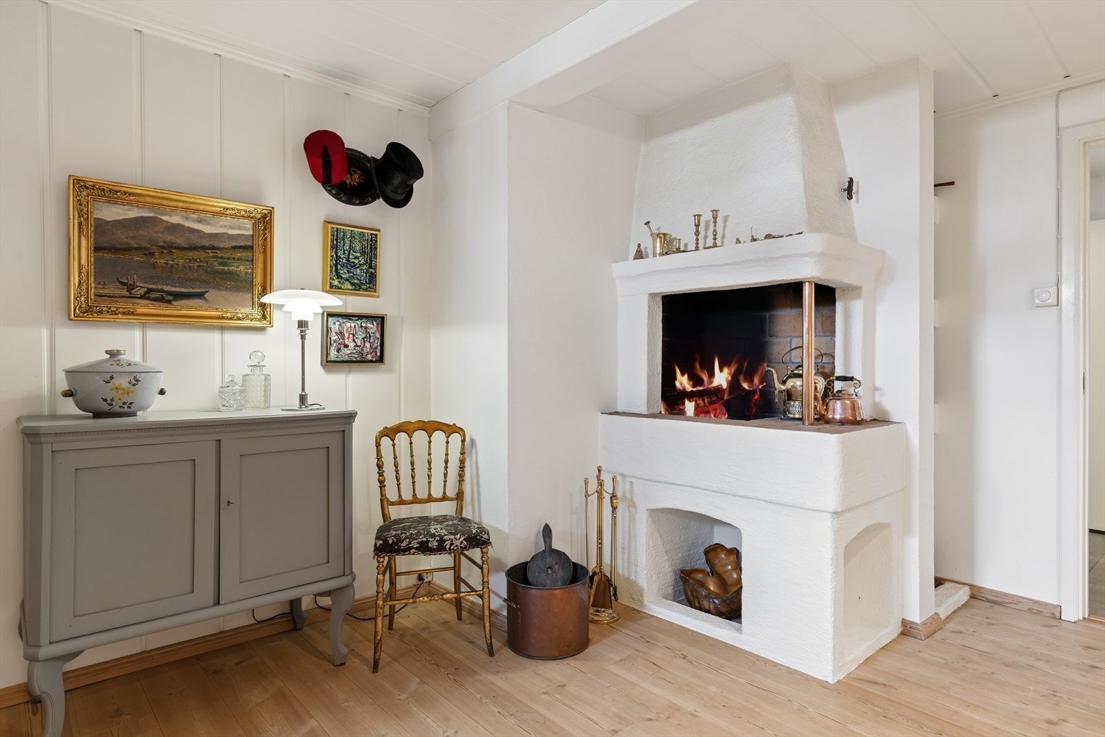 Ildstedet bidrar til ekstra varme og hygge. Galleribilde
