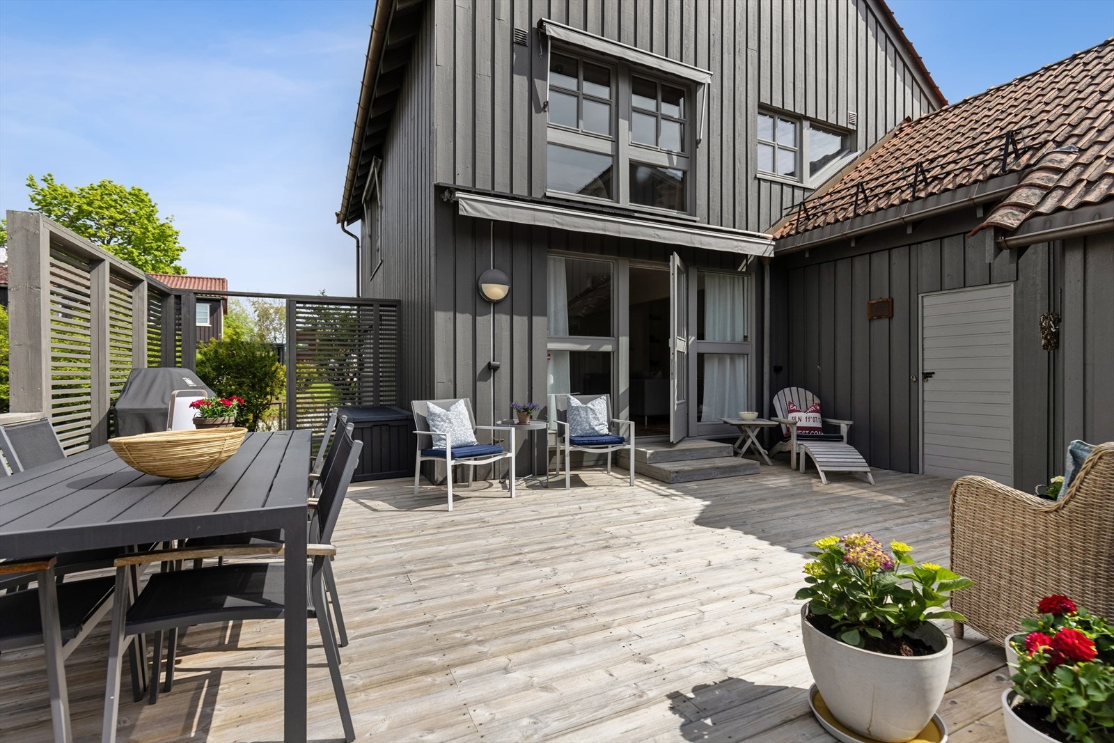 Terrassen er utstyrt med en motorisert markise med ny duk fra 2020. Galleribilde