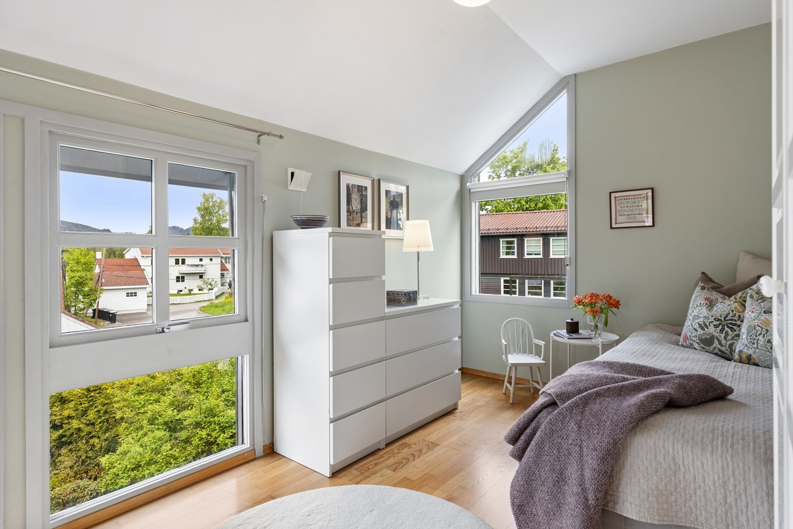 Flere av rommene har gode vindusflater og oppbevaringsmuligheter. Galleribilde