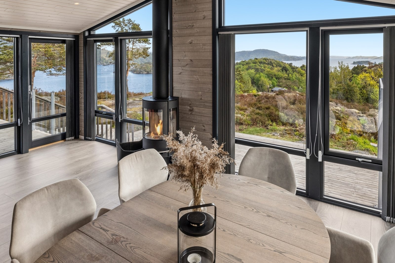 Fra spiseplassen er det direkte utgang til den store verandaen. Galleribilde