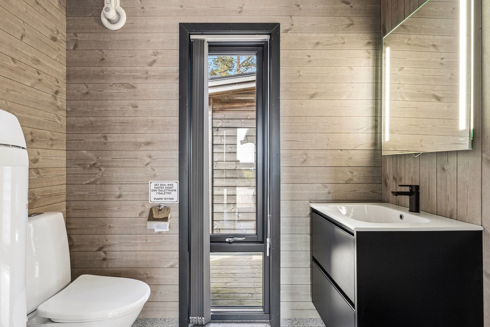 I tillegg til badet har hytta et separat toalettrom med servant. Galleribilde
