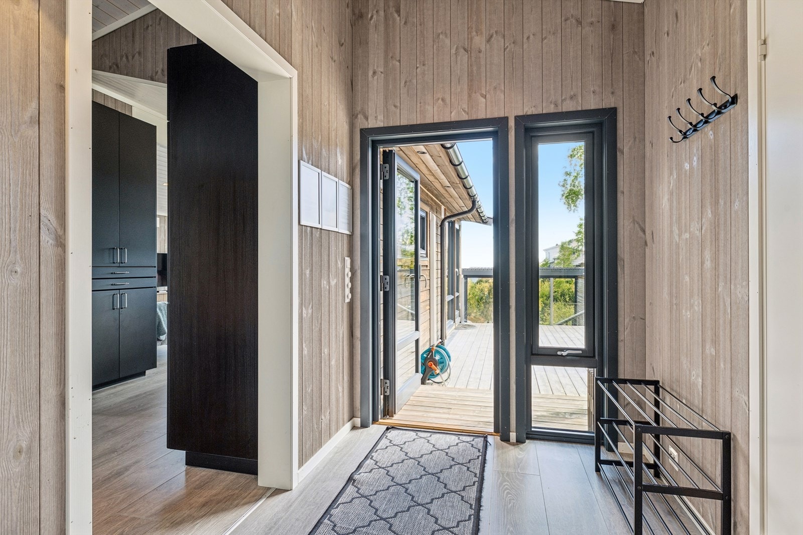 Vindfanget ønsker velkommen inn. Vegger og himling i panel og laminat på gulv er gjennomgående i hytta. Galleribilde