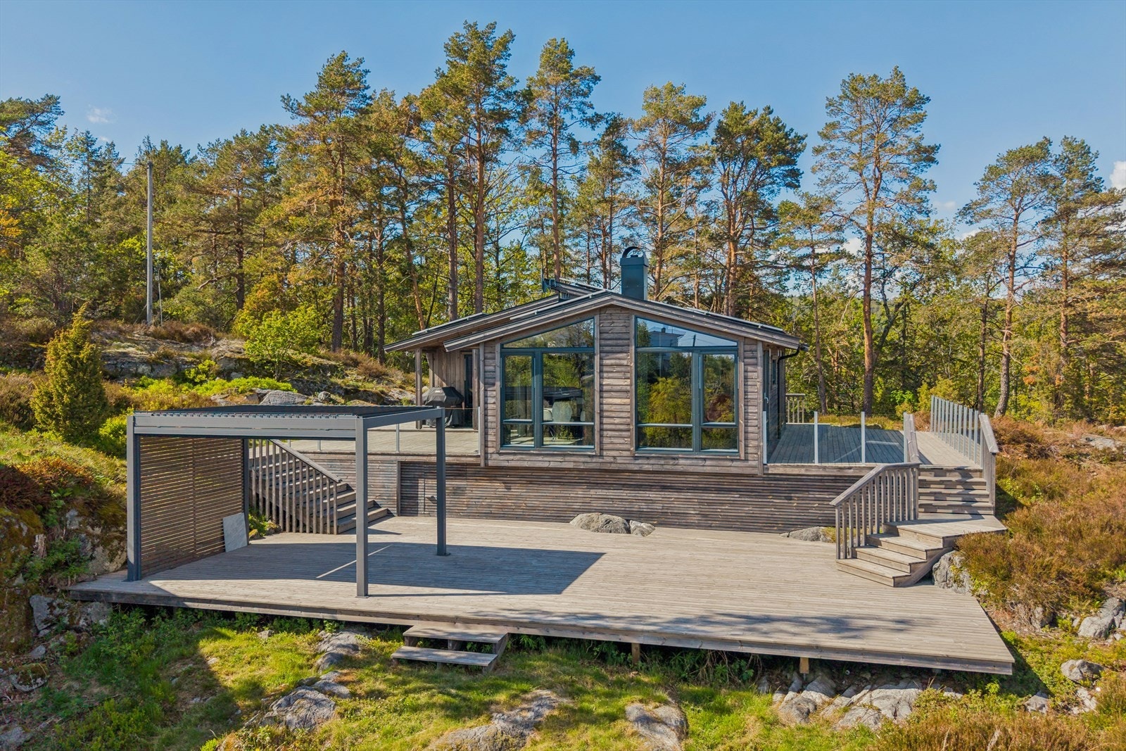 Moderne fritidsbolig fra 2021, fundamentert på fjell og utstyrt med et profesjonelt installert solcelleanlegg. Galleribilde