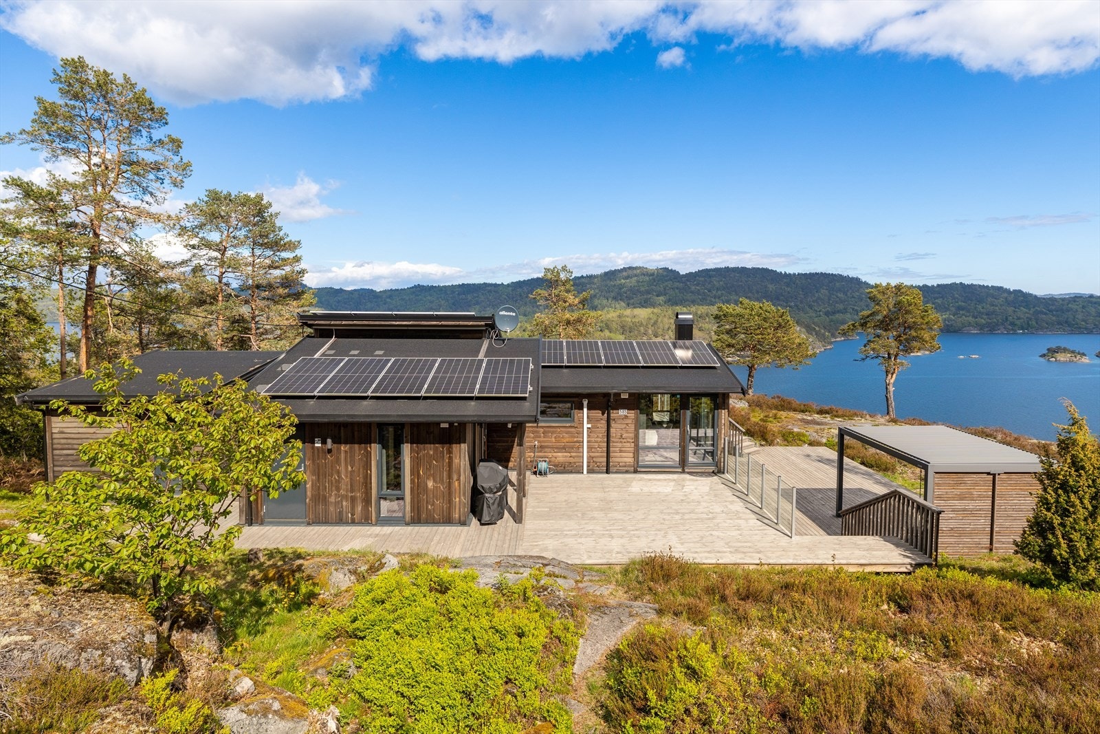 Eiendommen ligger høyt og fritt i terrenget. Galleribilde