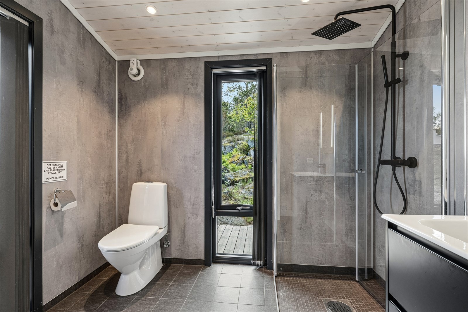 Badet er utstyrt med vegghengt toalett, servantskap og har mekanisk ventilasjon. Det foreligger dokumentasjon på utførelsen. Galleribilde