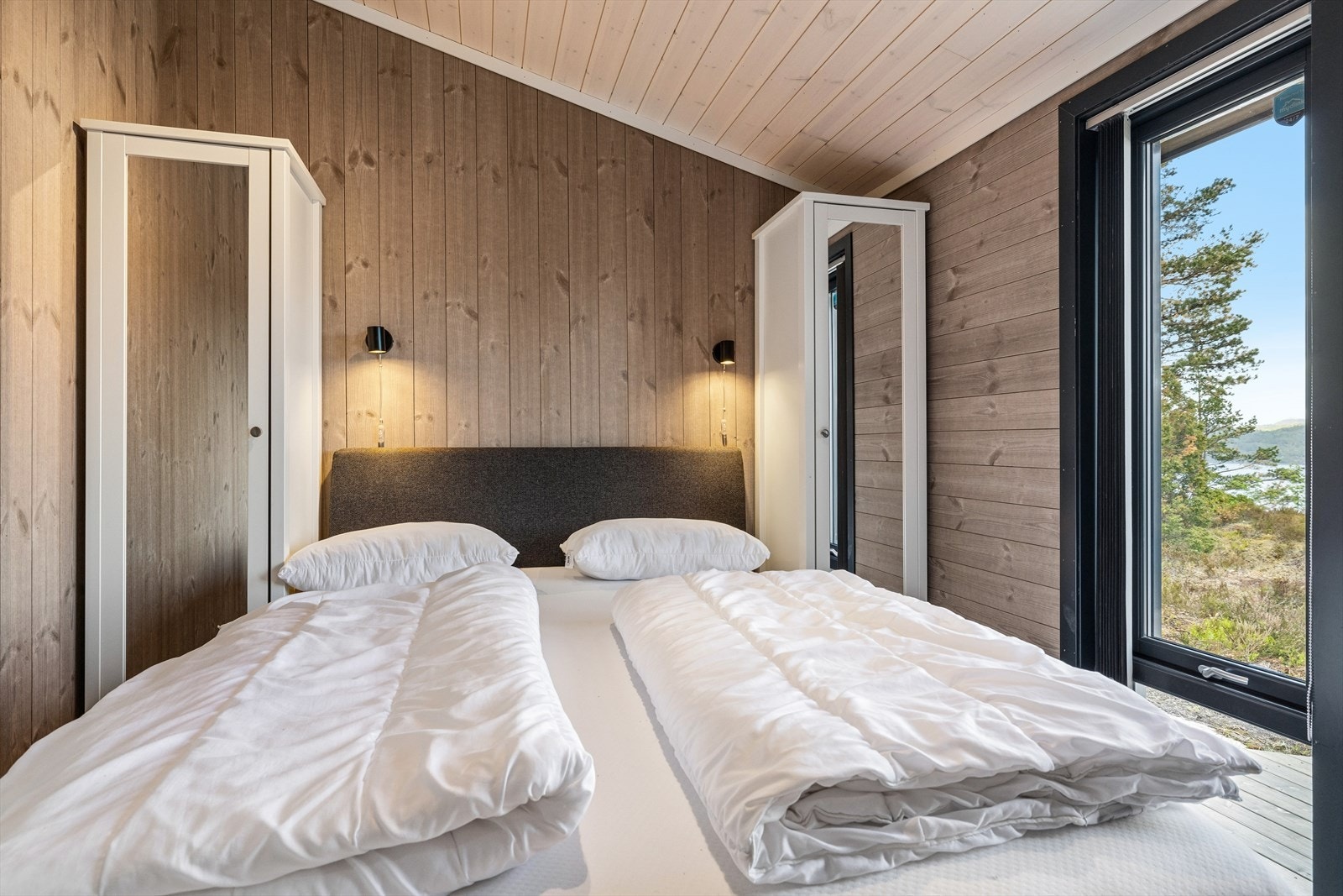 Hytta har tre soverom, alle med panel på veggene og laminat på gulvet. Galleribilde