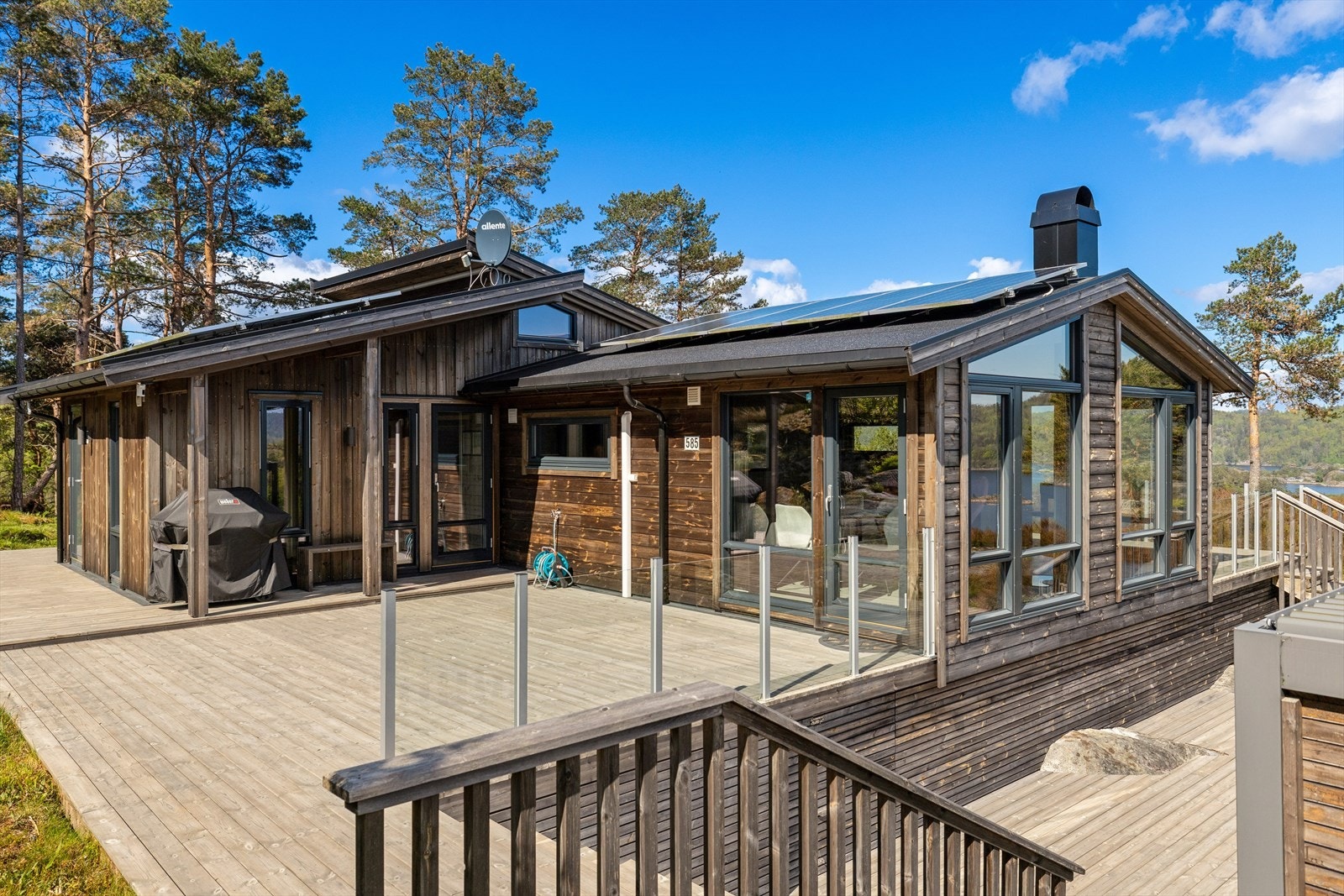 Verandaen er bygget med impregnert bjelkelag og spaltegulv, og er delvis overbygget. Galleribilde