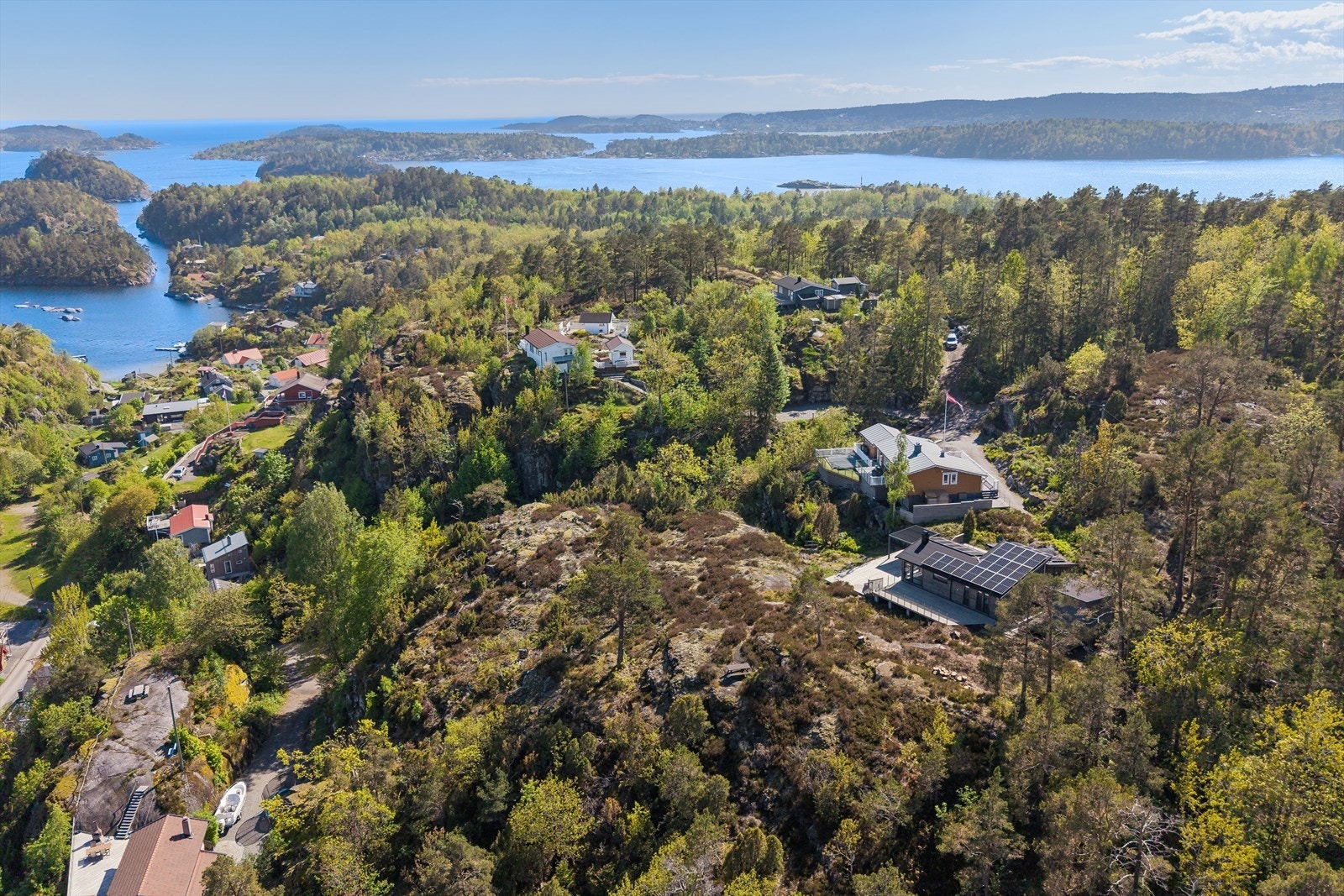 Eiendommen ligger i Porsgrunn kommune, med kort vei til skjærgården. Galleribilde