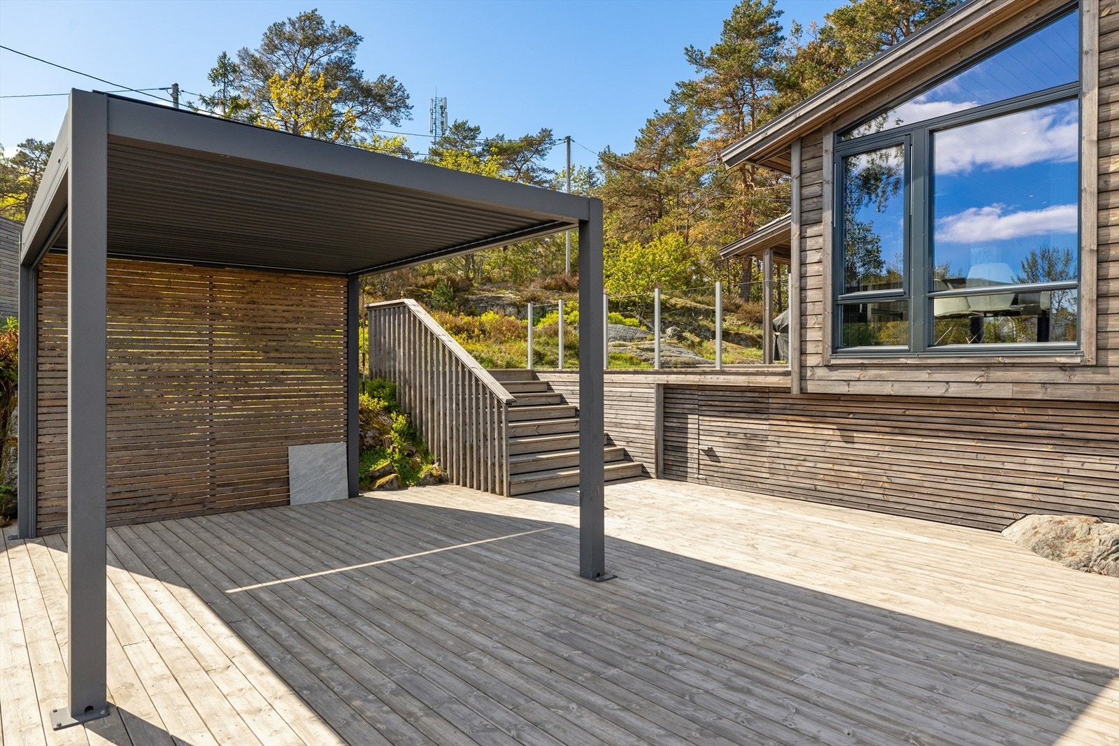 En del av terrassen har en pergola som gir en lun og definert uteplass. Galleribilde