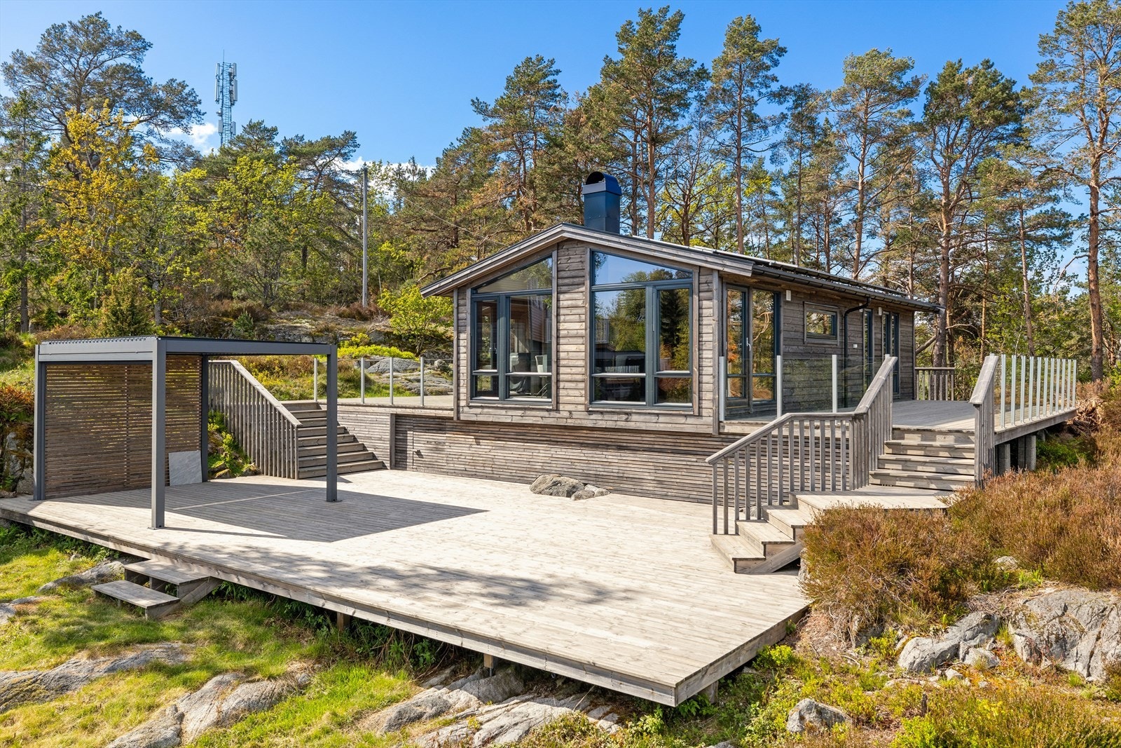 Uteområdet er en kombinasjon av naturtomt med synlig fjell og store terrasseflater. Galleribilde