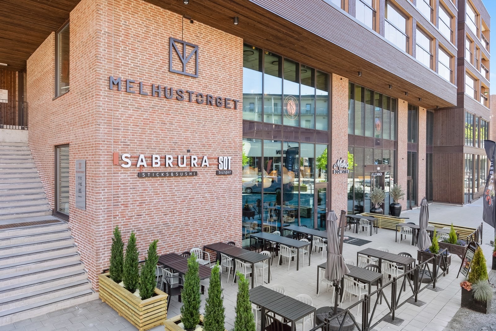 Melhustorget - Et utvidet og moderne senter med matopplevelser, butikker og sosiale møteplasser. Her finner man bl.a. Rema 1000, Apotek, jernvarehandel, butikker innen kosmetikk og klær, kaféer, restauranter og vinmonopol. Galleribilde