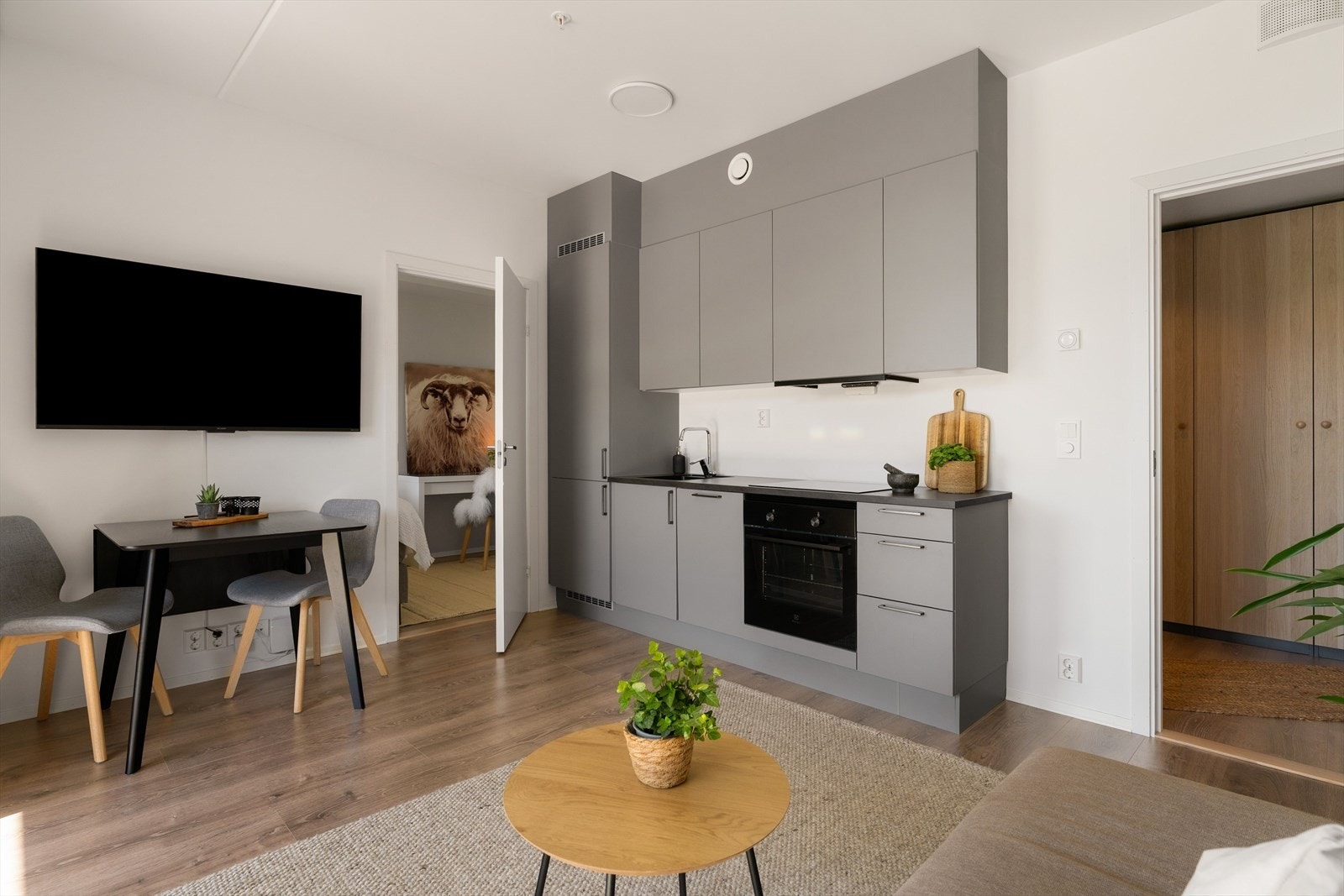 Stuen nyter godt av store vindusflater og mye naturlig lys. Kvaliteter som vannbåren gulvvarme i alle rom og balansert ventilasjon gir et sunt og godt inneklima. Leiligheten er oppgradert med smartstyring av belysning og trådløse dimmere. Galleribilde
