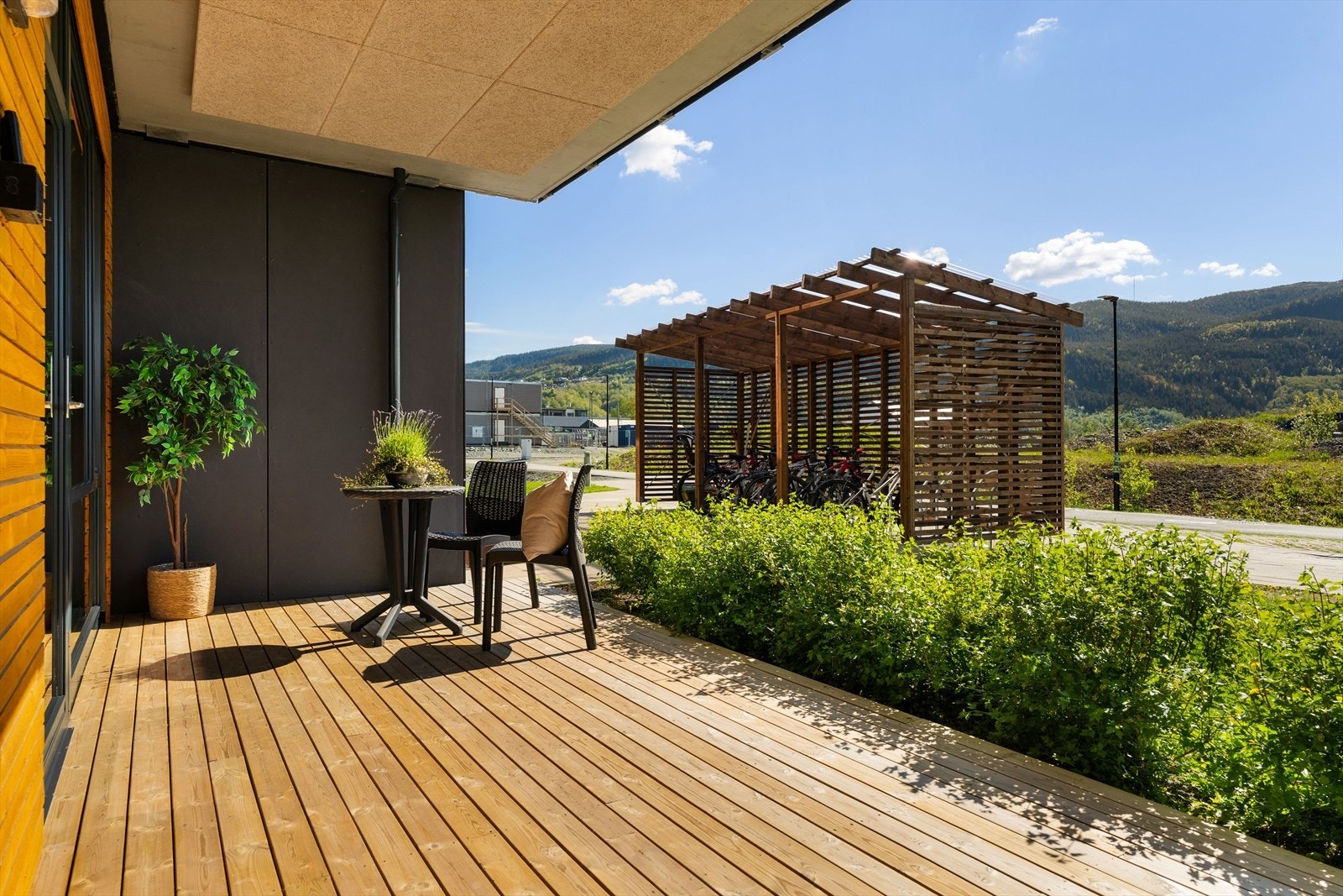 Her kan du nyte en lang solgang på terrassen som måler ca. 16 m². Galleribilde