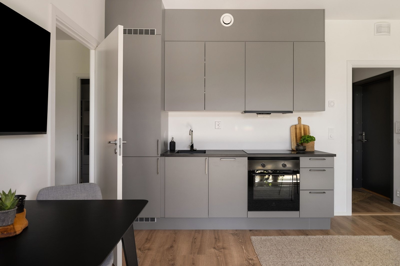 Kvalitetskjøkken fra HTH som er oppgradert med push-to-open skapdører, ledbelysning under overskap og en lekker, matt-sort finish gir et lekkert og stilfullt preg. Galleribilde