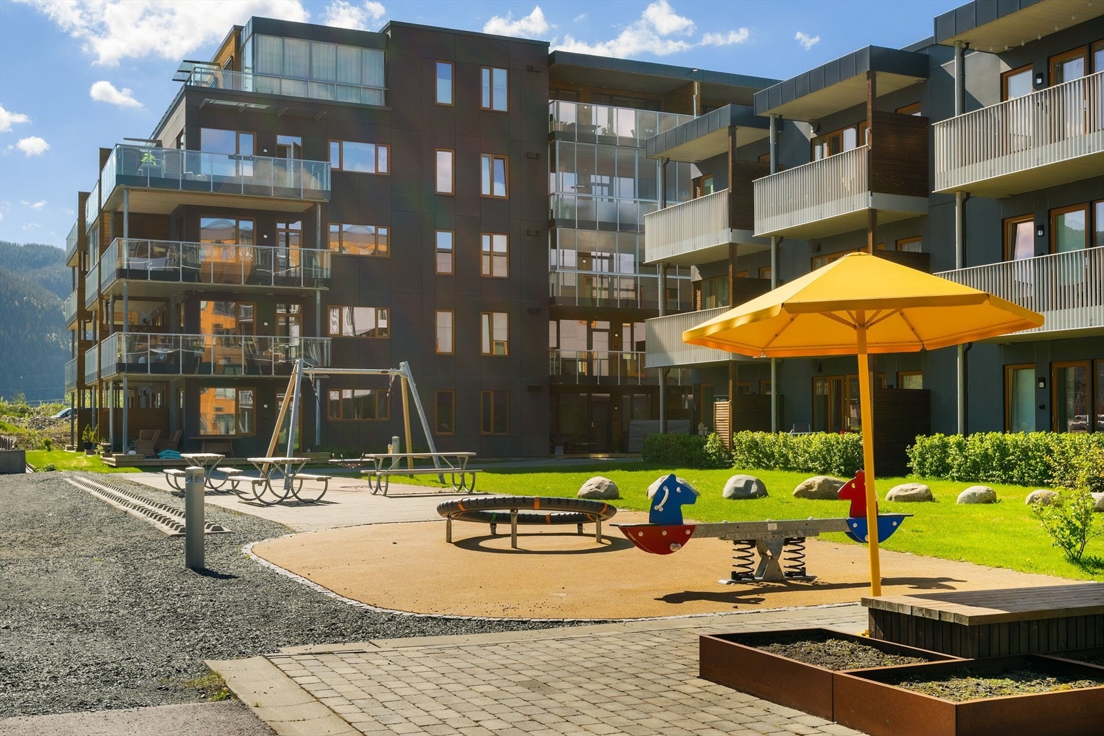 Sameiet er pent opparbeidet med bilfrie internveier, lekeplasser og sitteområder. Galleribilde